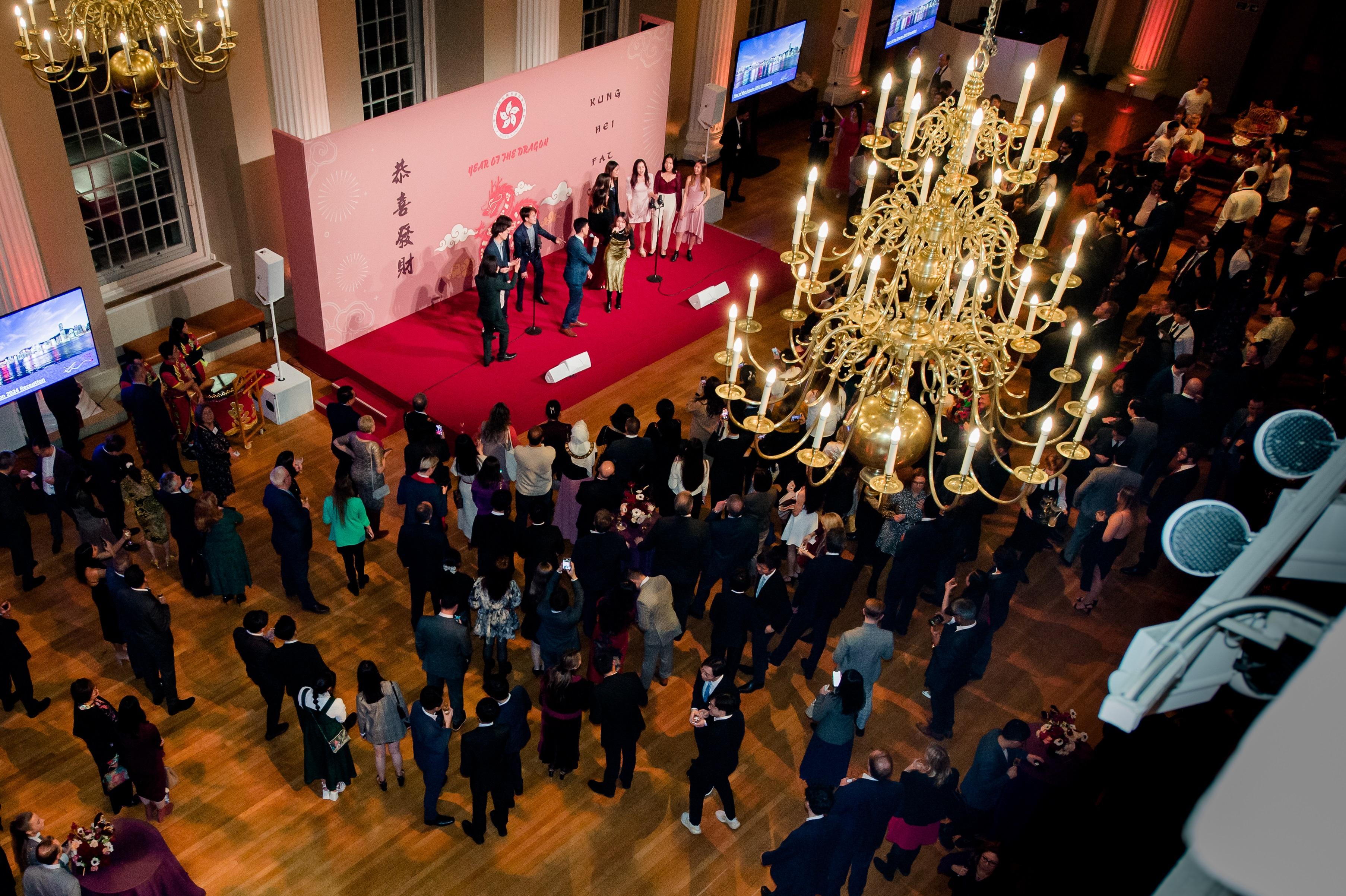 The Hong Kong Economic and Trade Office, London greeted the Year of the Dragon in the United Kingdom by hosting a celebratory reception at Banqueting House, Whitehall, in London on February 13 (London time). The reception was attended by around 500 guests.

