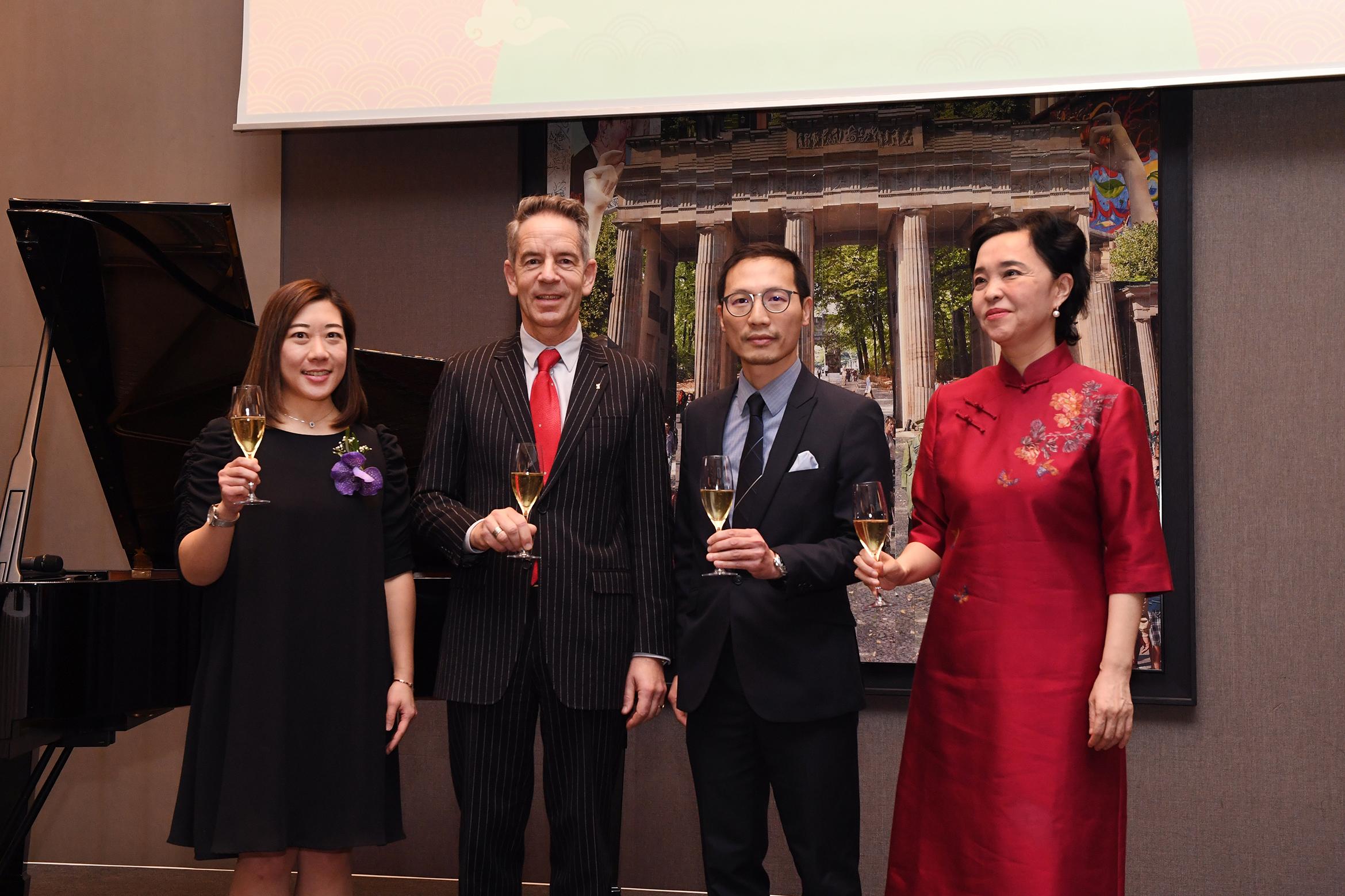 The Hong Kong Economic and Trade Office, Berlin (HKETO Berlin) welcomed friends and partners of Hong Kong to celebrate the Year of the Dragon with a reception held in Berlin, Germany on February 13 (Berlin time). Photo shows (from left) the Director of HKETO Berlin, Ms Jenny Szeto; the Head of Division for International Relations at the Senate Chancellery of Berlin, Dr Rainer Seider; the Regional Director, Europe, Central Asia & Israel of the Hong Kong Trade Development Council, Mr Silas Chu; and the Minister of the Chinese Embassy in Germany, Ms Zeng Yingru, at the toasting ceremony.