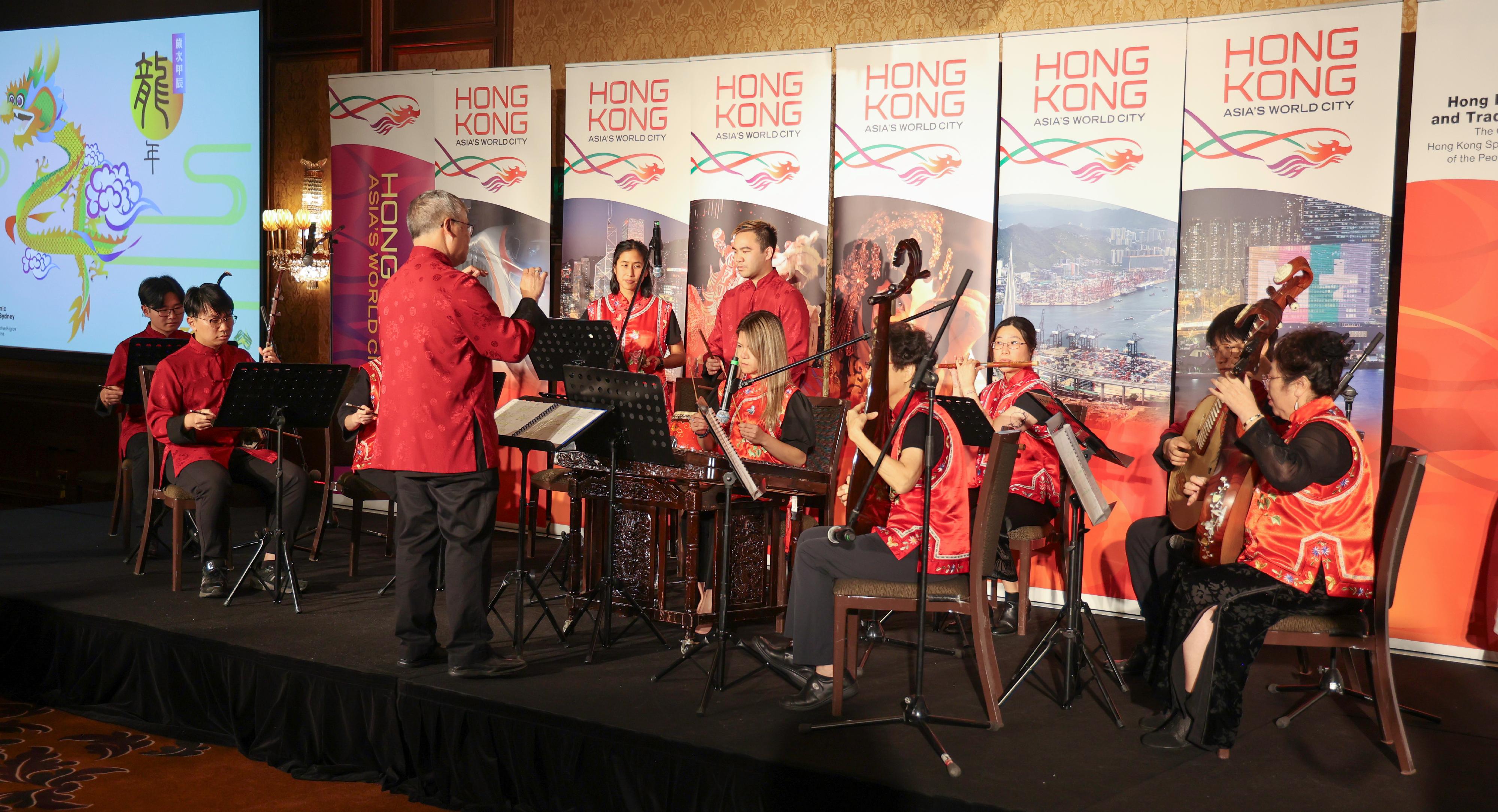 The Hong Kong Economic and Trade Office, Sydney hosted a reception in Melbourne, Australia, yesterday (February 15) to celebrate Chinese New Year. A Chinese orchestra performance was staged at the reception to promote traditional Chinese music.