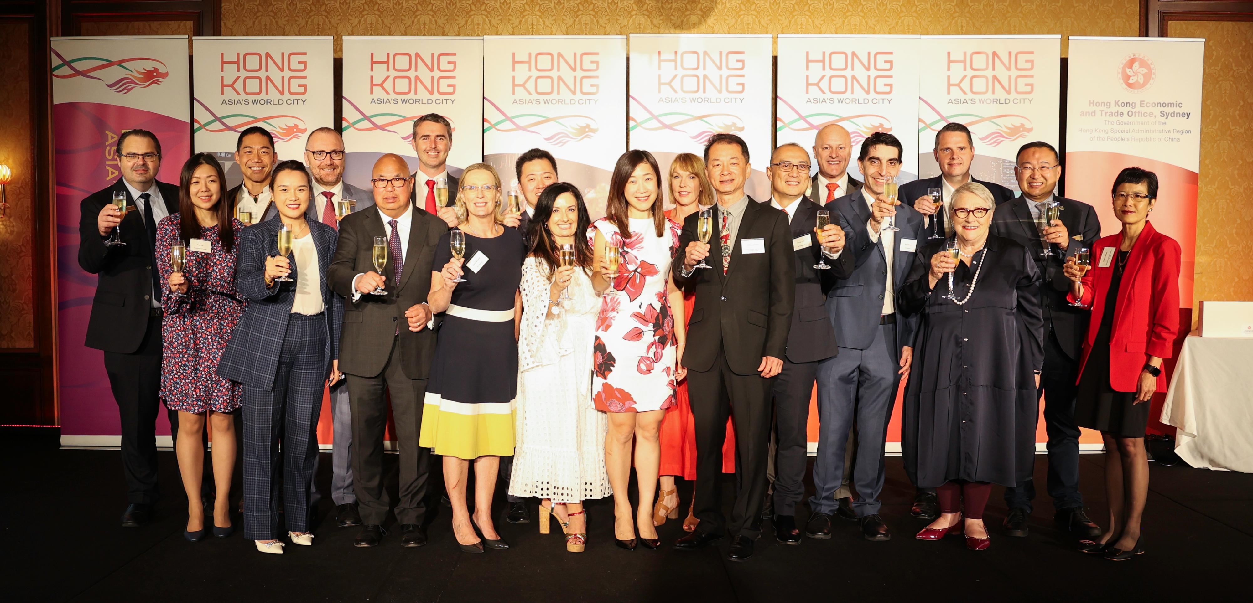 香港驻悉尼经济贸易办事处（悉尼经贸办）昨日（二月十五日）在澳洲墨尔本举行酒会，庆祝农历新年。图示悉尼经贸办处长林美仪（前排中）、中国驻墨尔本代总领事曾建华（前排右五）、维多利亚州州长代表及经济发展助理部长Paul Hamer（前排右三）和其他嘉宾主持祝酒仪式。
