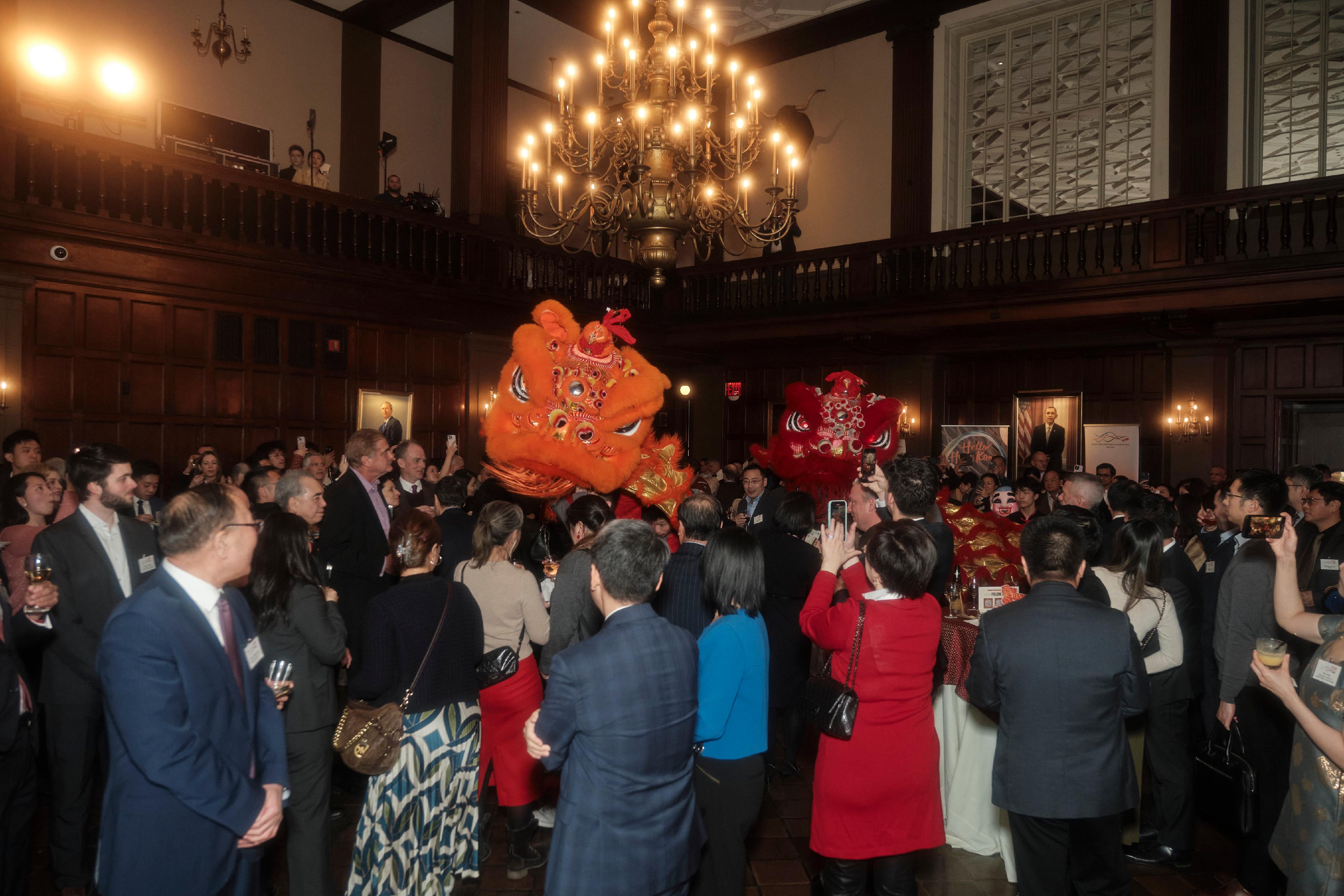 香港驻纽约经济贸易办事处（香港驻纽约经贸办）于纽约时间二月十五日在纽约举办新春酒会，庆祝龙年。图示来宾观赏舞狮表演。