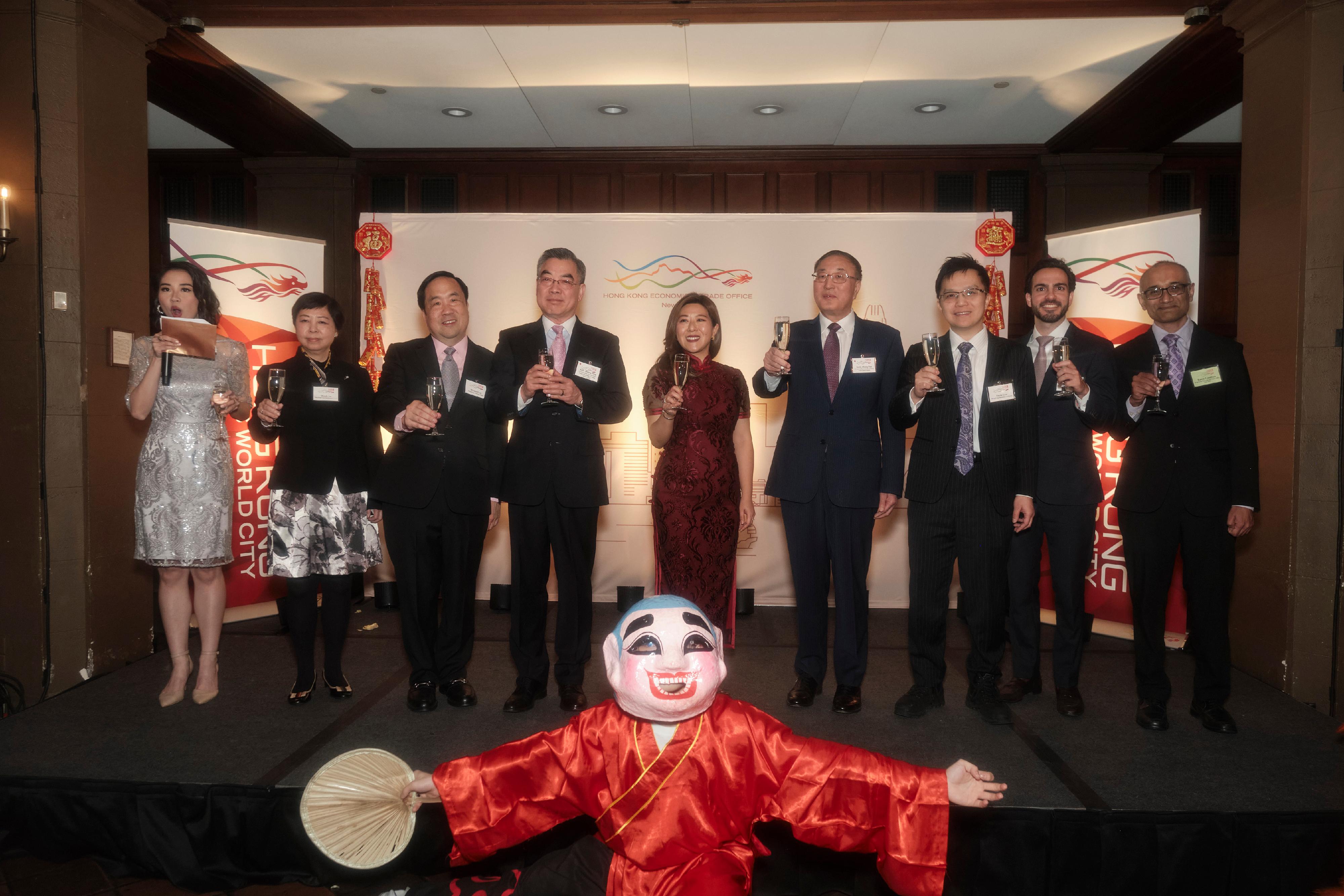 The Hong Kong Economic and Trade Office in New York (HKETONY) hosted its spring reception in New York on February 15 (New York time) to celebrate the Year of the Dragon. Photo shows the Director of HKETONY, Ms Maisie Ho (centre); the Permanent Representative of the People’s Republic of China (PRC) to the United Nations, Mr Zhang Jun (fourth right); the Consul-General of the PRC in New York, Mr Huang Ping (fourth left); the Chief Representative of the Hong Kong Monetary Authority in New York, Mr Anson Law (third right); the Director for Americas of the Hong Kong Tourism Board, Mr Michael Lim (third left), and other officiating guests proposing a toast.
