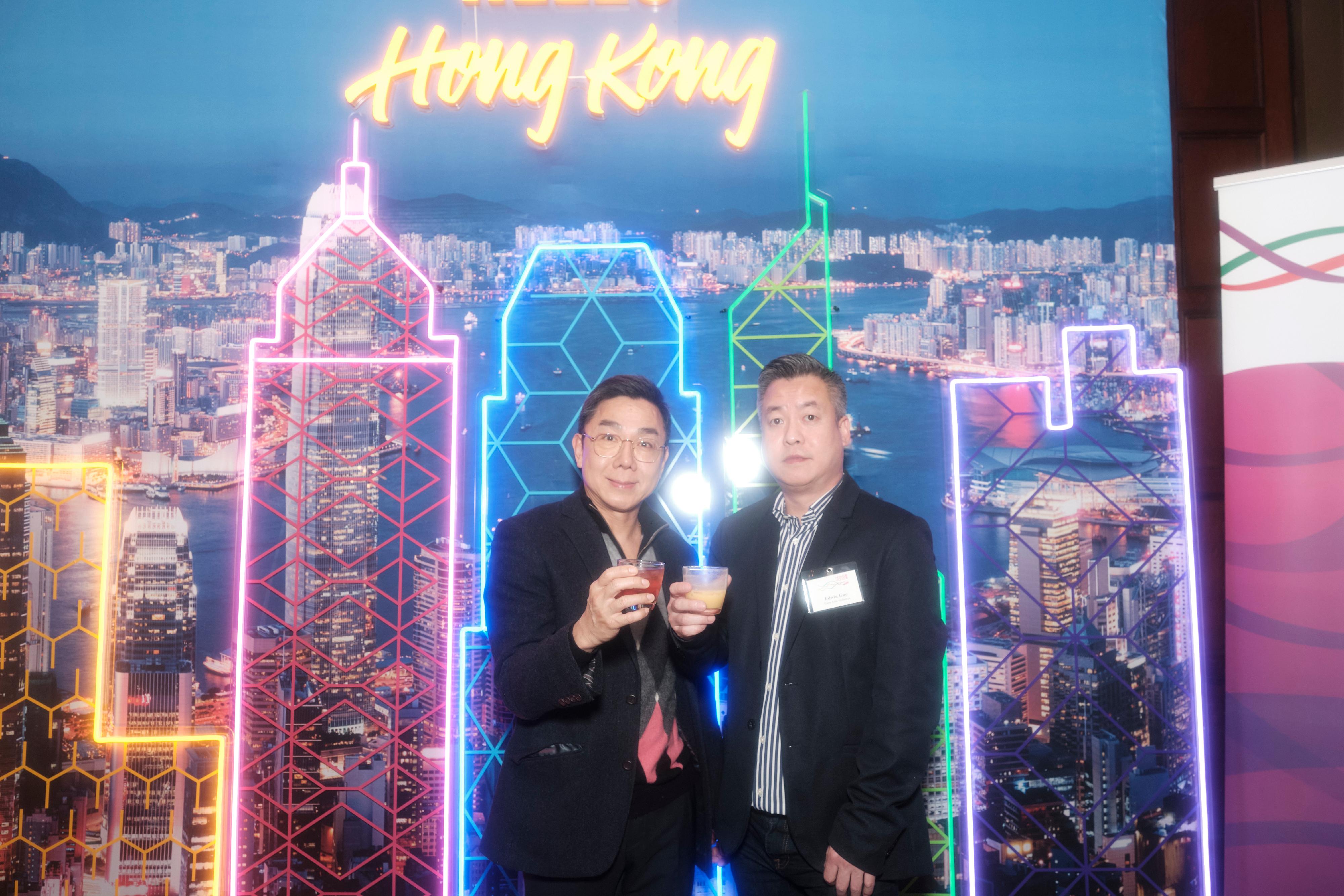 The Hong Kong Economic and Trade Office in New York hosted its spring reception in New York on February 15 (New York time) to celebrate the Year of the Dragon. A touch of Hong Kong magic was added to the evening’s celebration when a cocktail inspired by the famous Hong Kong dessert mango pomelo sago, and another one using an award-winning craft gin distilled in Hong Kong, were served.