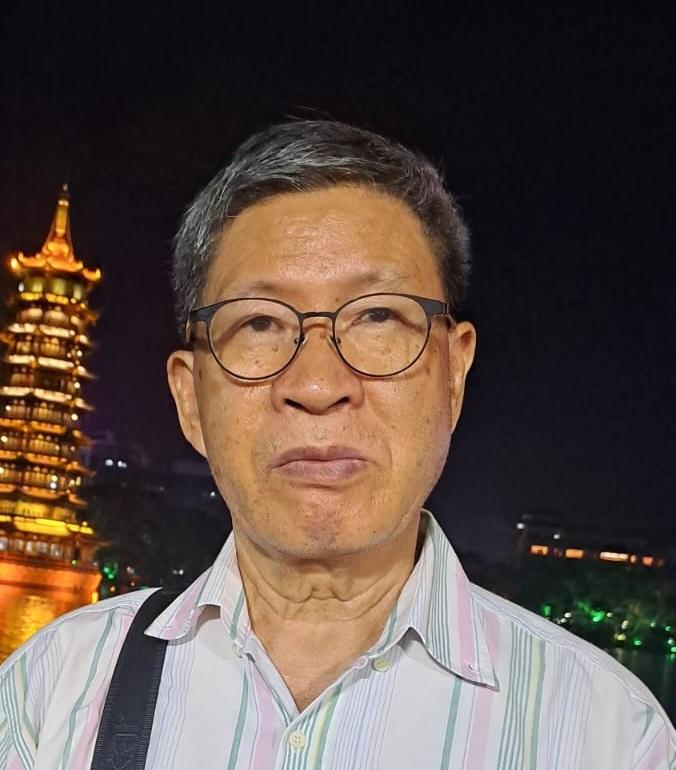 Fung Chi-wah, aged 72, is about 1.65 metres tall, 70 kilograms in weight and of fat build. He has a round face with yellow complexion and short grey straight hair. He was last seen wearing a pair of glasses, a black jacket, a checkered shirt, blue jeans, black sport shoes and carrying a black shoulder bag.