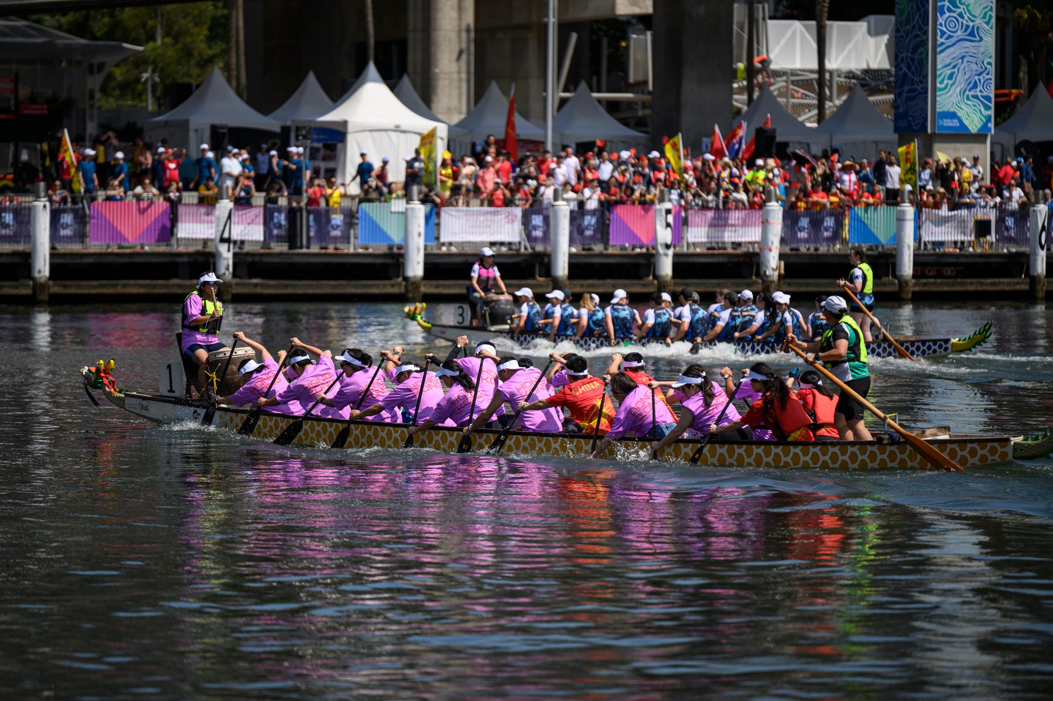 The Hong Kong Economic and Trade Office, Sydney (Sydney ETO) participated in the Sydney Lunar New Year Dragon Boat Festival held in Sydney, Australia, from February 16 to 18. The Sydney ETO formed a team with the Consulate-General of the People's Republic of China in Sydney for the first time to compete on February 16, showcasing this Chinese traditional sport to the public in Australia.

