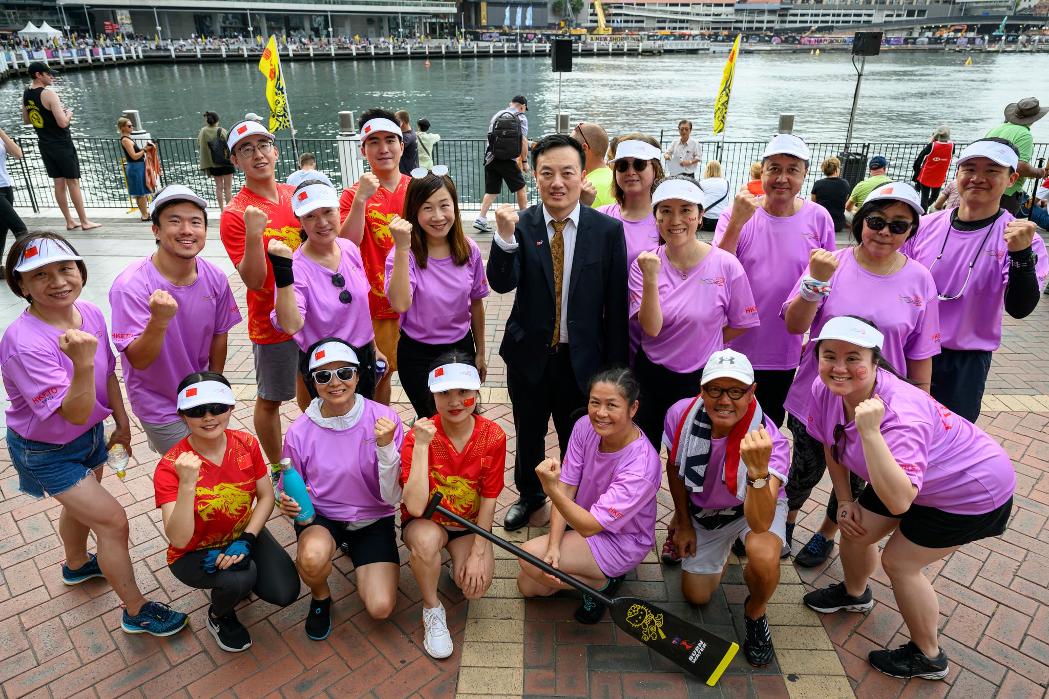 The Hong Kong Economic and Trade Office, Sydney (Sydney ETO) participated in the Sydney Lunar New Year Dragon Boat Festival held in Sydney, Australia, from February 16 to 18. The Acting Consul General of the People's Republic of China in Sydney, Mr Yu Jie (second row, third right), and the Director of the Sydney ETO, Miss Trista Lim (second row, fourth right), cheered on the team on February 16.



