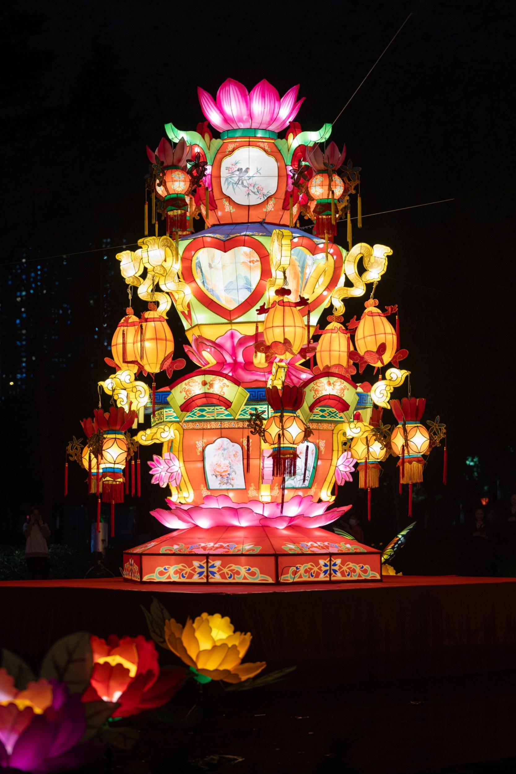 为了与市民共度良宵佳节，康乐及文化事务署今日（二月二十日）起至二月二十五日于香港文化中心露天广场、香港单车馆公园、天水围公园及银座广场举办「甲辰年元宵彩灯会」。图示香港单车馆公园的缤纷彩灯。