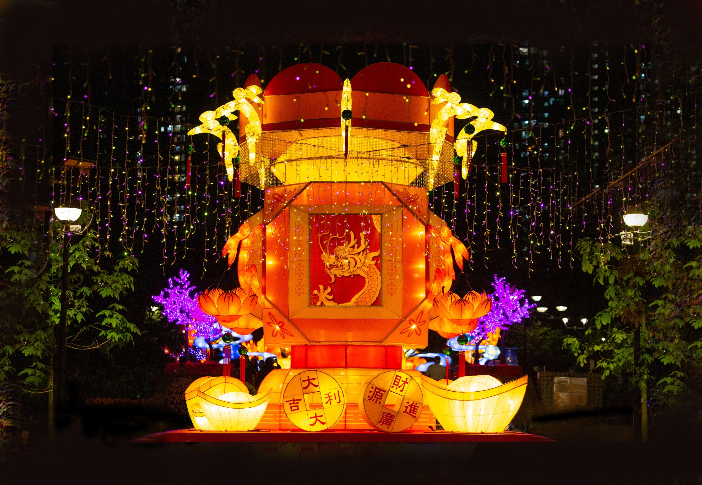 為了與市民共度良宵佳節，康樂及文化事務署今日（二月二十日）起至二月二十五日於香港文化中心露天廣場、香港單車館公園、天水圍公園及銀座廣場舉辦「甲辰年元宵綵燈會」。圖示天水圍公園及銀座廣場的繽紛綵燈。