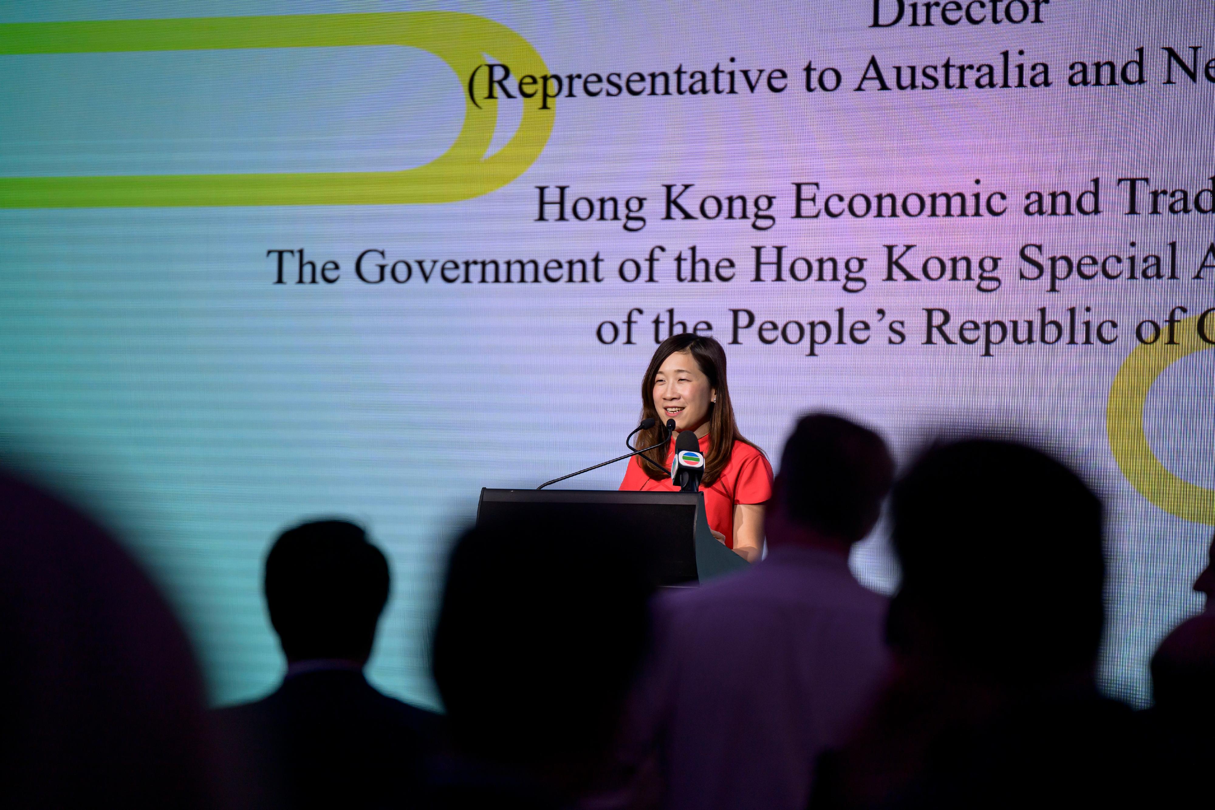 The Director of the Hong Kong Economic and Trade Office, Sydney, Miss Trista Lim, delivers a speech at a reception held in Sydney, Australia, yesterday (February 20) to celebrate the Year of the Dragon.