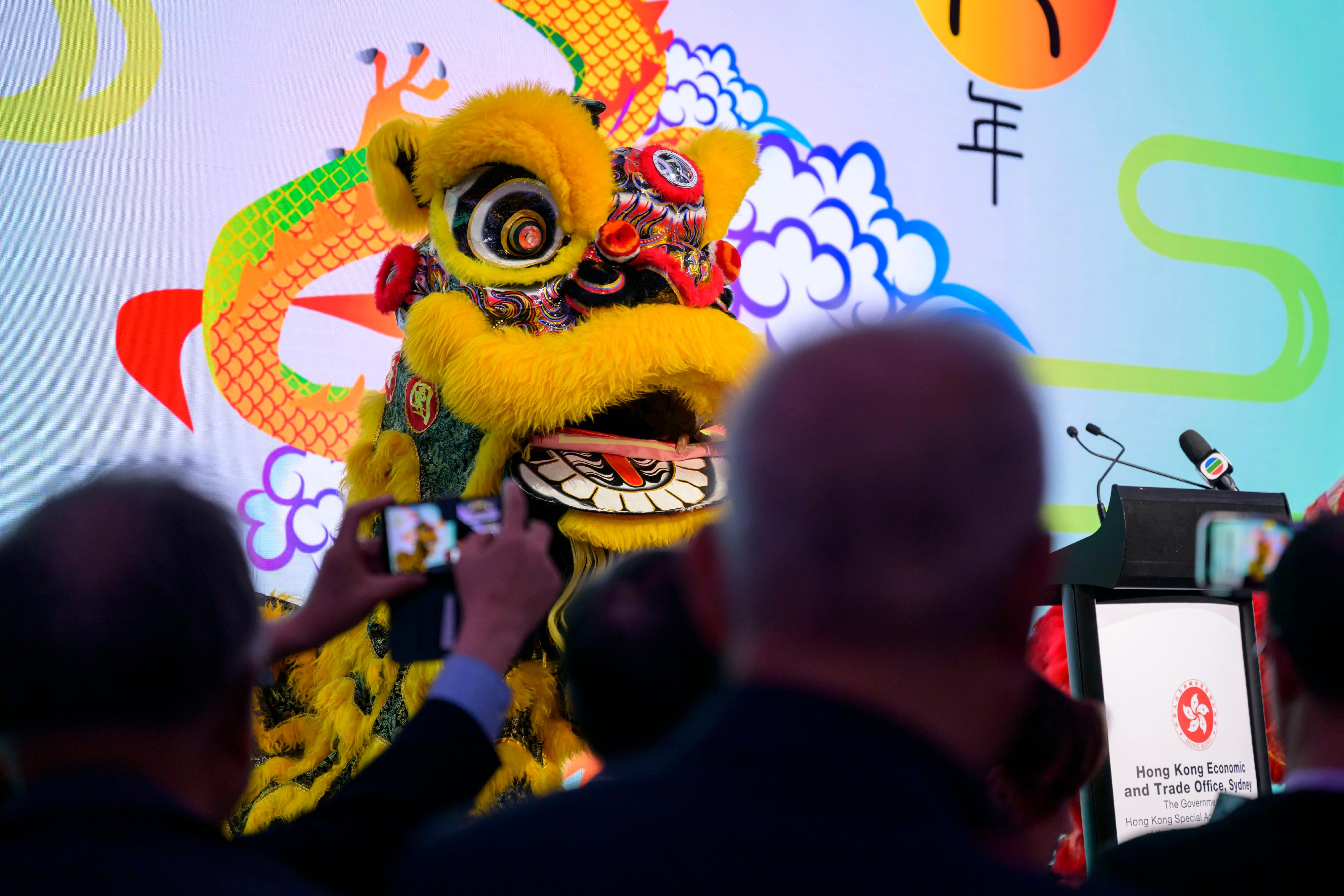 The Hong Kong Economic and Trade Office, Sydney hosted a reception in Sydney, Australia, yesterday (February 20) to celebrate the Year of the Dragon. Photo shows a lion dance performance at the reception.