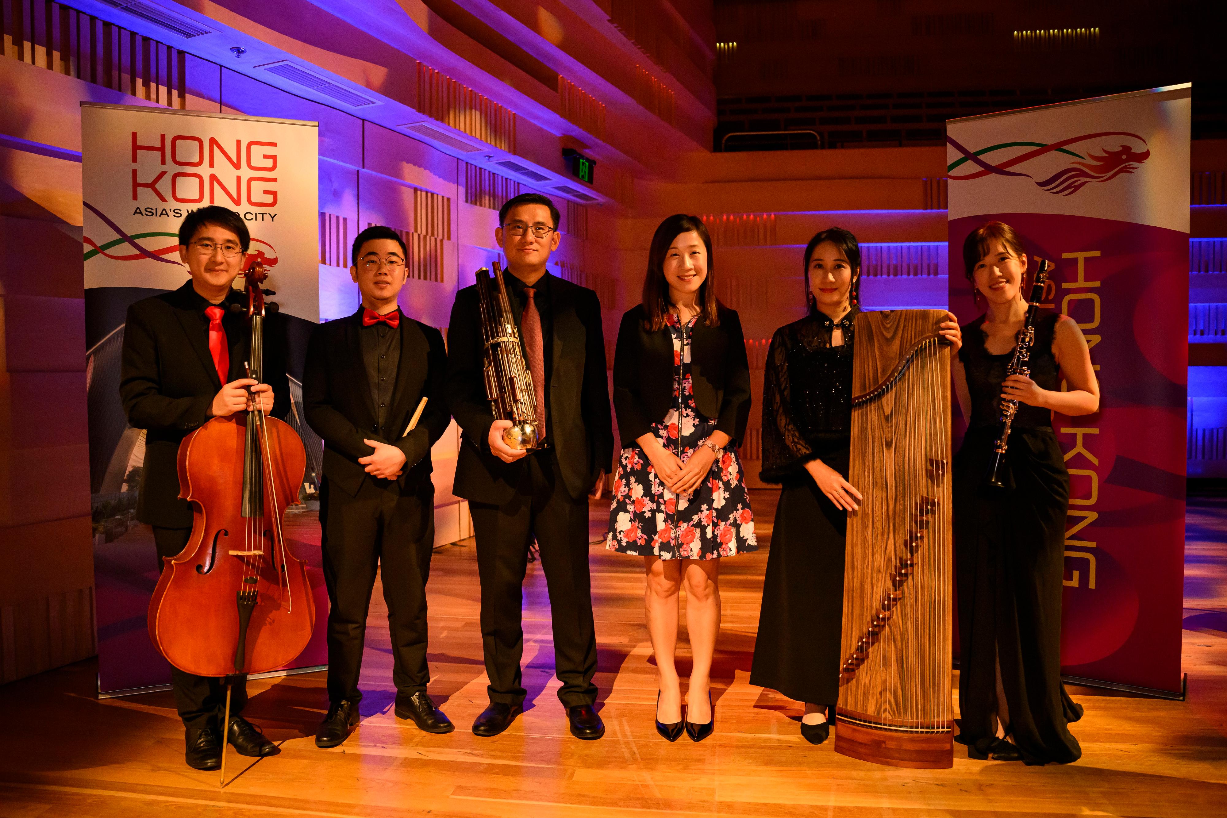 香港驻悉尼经济贸易办事处（悉尼经贸办）在二月十九日于澳洲悉尼支持《乐韵游踪》音乐演出，庆祝新春。图示悉尼经贸办处长林美仪（右三）与乐团合照。