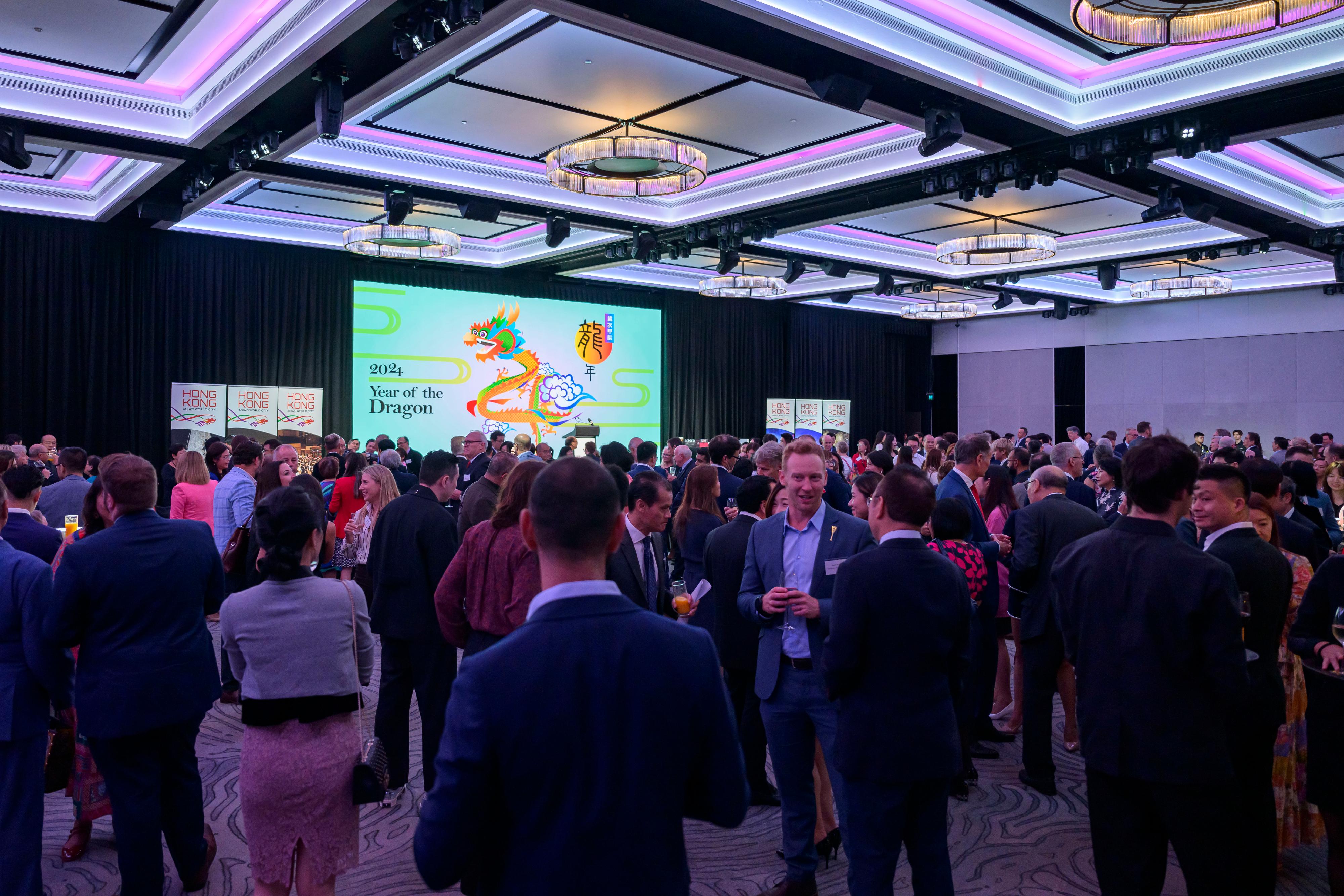 香港驻悉尼经济贸易办事处昨日（二月二十日）在澳洲悉尼举行酒会，庆祝龙年。超过400名来自政商界、媒体、学术界和社区团体的嘉宾及政府部门代表出席酒会。