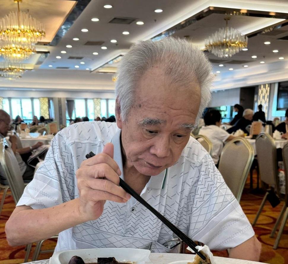 Cheung Shuet-lui, aged 70, is 1.59 metres tall, about 60 kilograms in weight and of thin build. He has a pointed face with yellow complexion and is bald. He was last seen wearing a dark blue jacket, a red stripped polo shirt, dark trousers and a black cap.