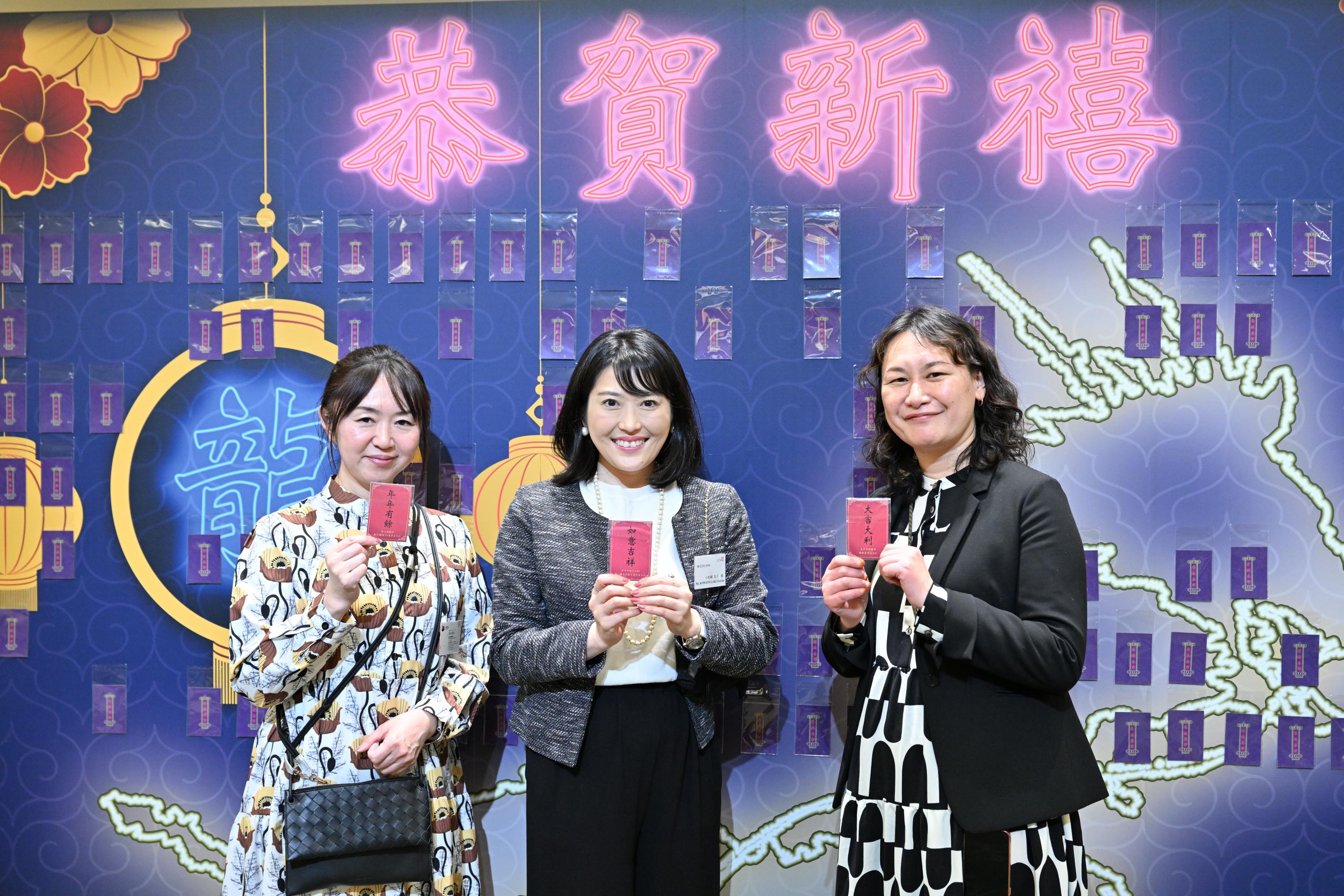 Fai chun cards were distributed at the spring reception held by the Hong Kong Economic and Trade Office (Tokyo) in Tokyo today (February 21) to spread the joy of the Chinese New Year.