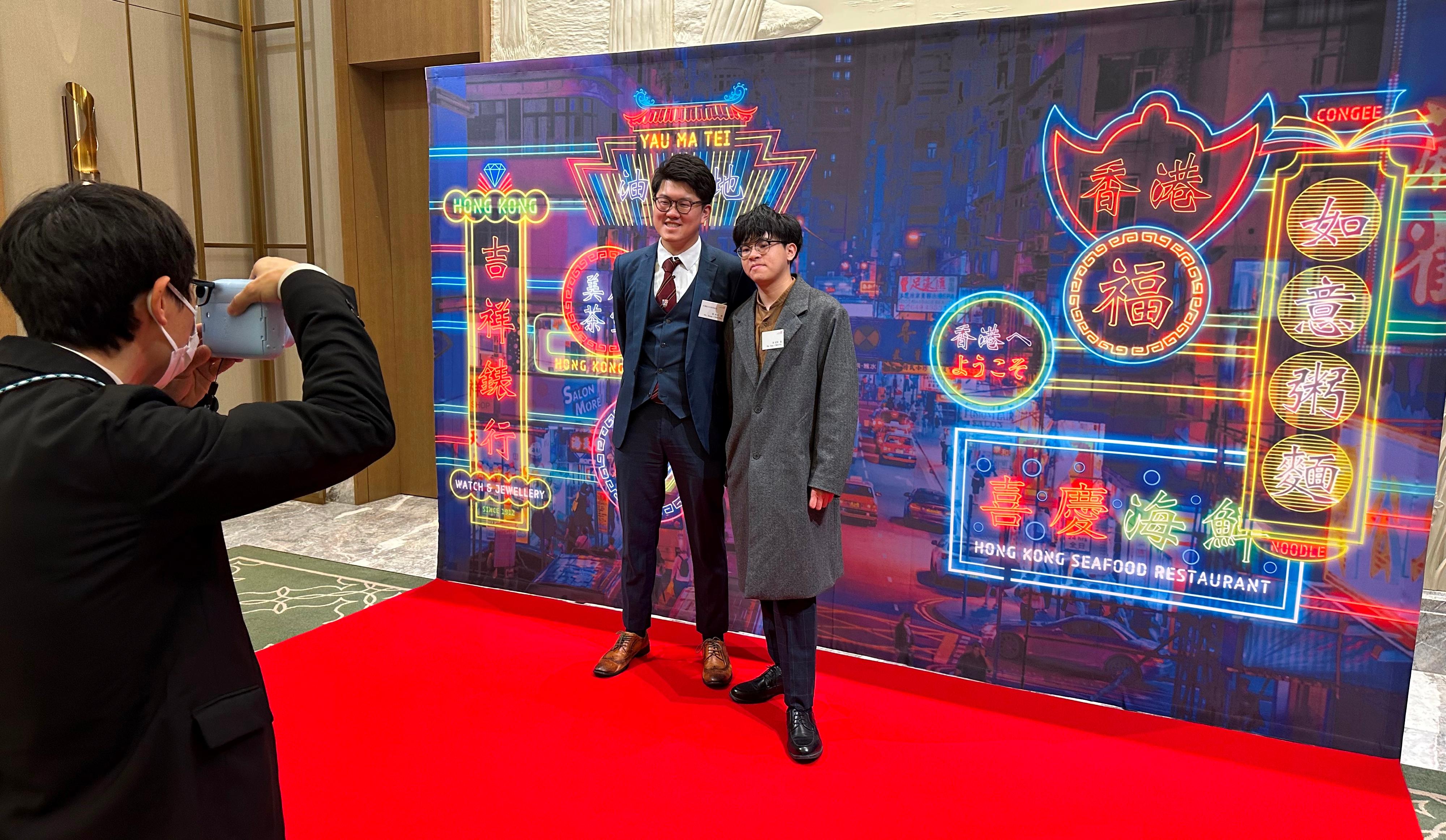A neon light-themed backdrop with Hong Kong scenery was displayed at the venue of the spring reception held by the Hong Kong Economic and Trade Office (Tokyo) in Tokyo today (February 21) for guests to take photos.