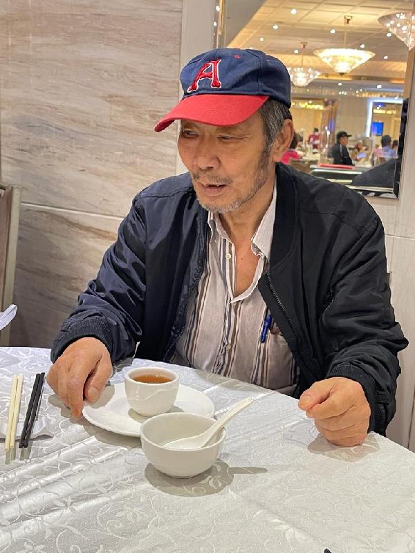 Kwok Ping-sum, aged 70, is about 1.65 metres tall, about 60 kilograms in weight and of medium build. He has a square face with yellow complexion and short white hair. He was last seen wearing a grey striped short-sleeved shirt, blue shorts, a green vest, blue sports shoes, a blue cap and a silver bracelet.
