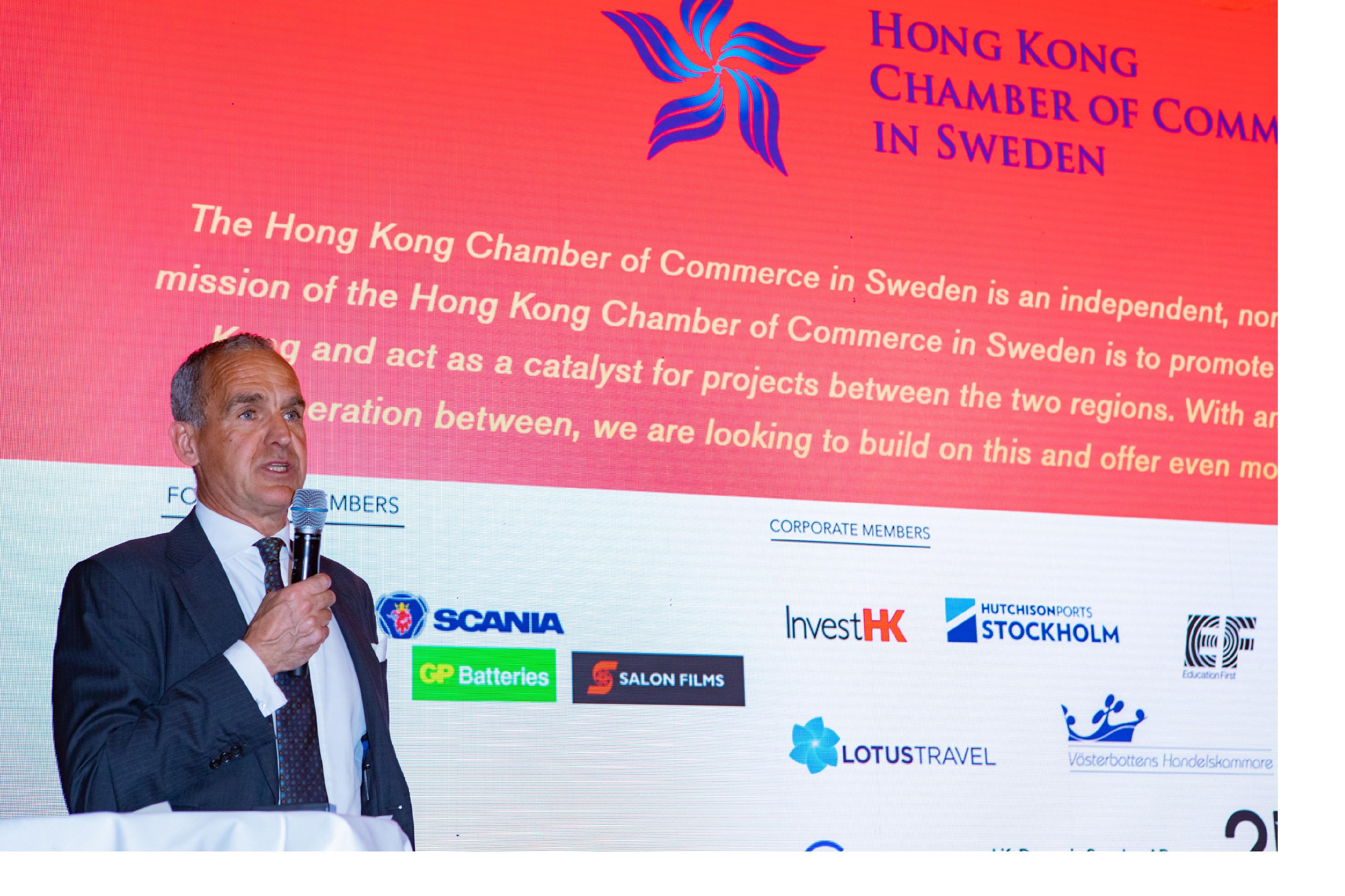 香港駐倫敦經濟貿易辦事處與瑞典香港商會二月二十一日（斯德哥爾摩時間）在斯德哥爾摩合辦龍年新春酒會。圖示瑞典香港商會主席Mats Gerlam在酒會致辭。
