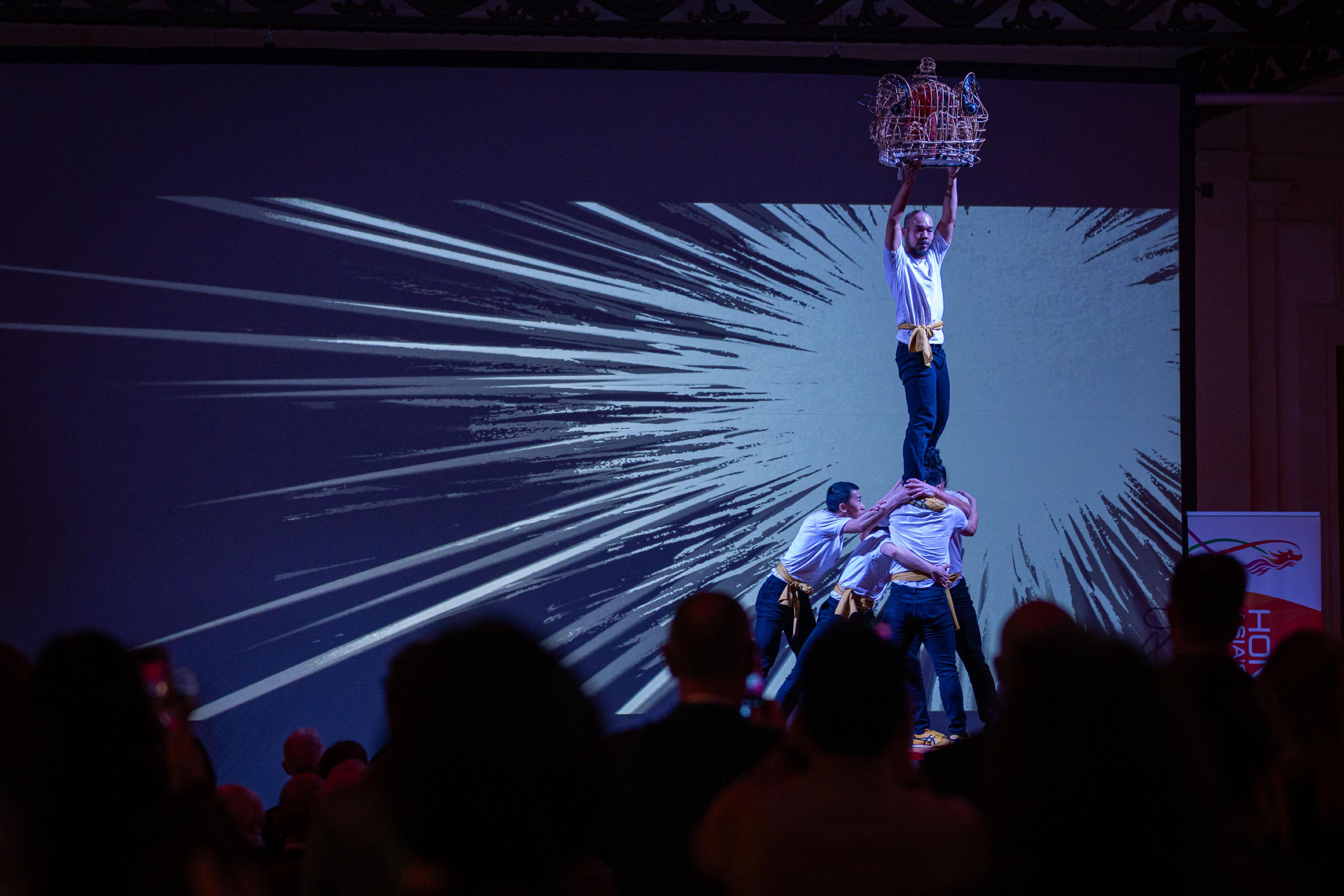 二月二十日（布鲁塞尔时间）在比利时布鲁塞尔举办的新春酒会上，TS Crew舞团表演以龙为主题的舞蹈《Convergence: MovINK Dragon》。呼应舞蹈动作并配以视觉和声音效果的动画则由动漫创作人叶伟青创作及导演。整场演出由香港艺术中心（动漫基地）策划及制作。