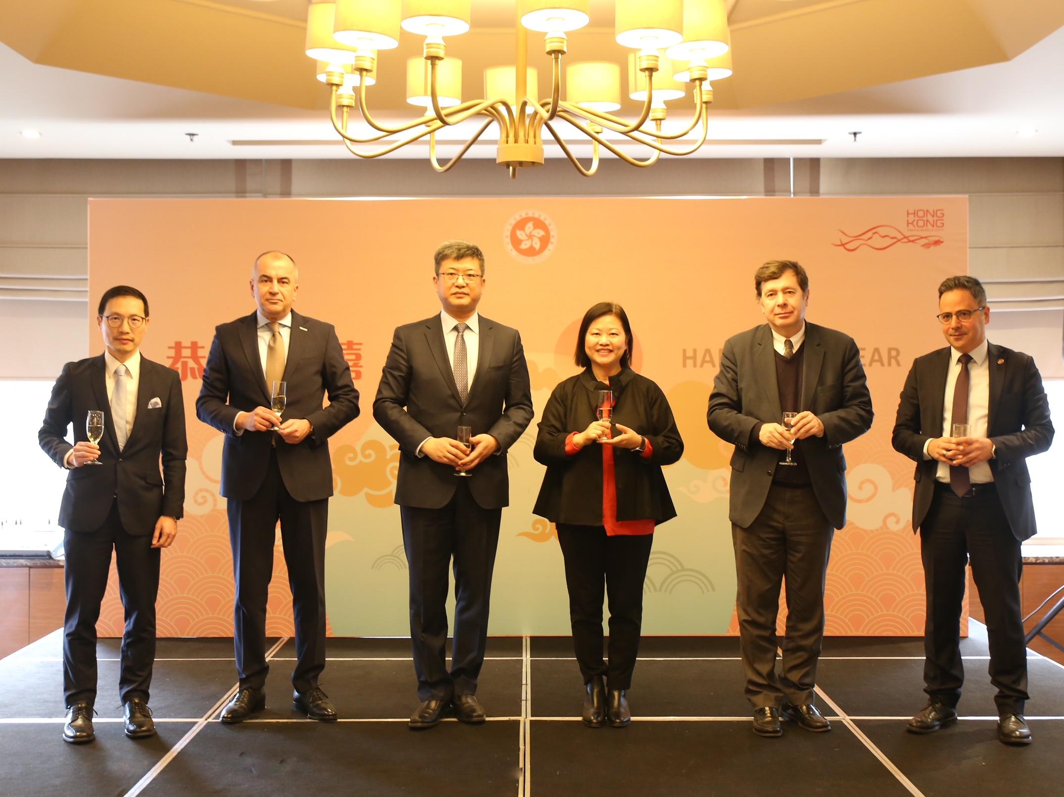 Photo shows (from left) the Regional Director, Europe, Central Asia and Israel, Hong Kong Trade Development Council, Mr Silas Chu; the Chairman of Türkiye-Hong Kong Business Council, DEIK, Mr Murat Kolbaşi; Chinese Embassy in Türkiye Minister Cong Shong; the Special Representative for Hong Kong Economic and Trade Affairs to the European Union (EU), Ms Shirley Yung; the Deputy Director General (International Agreements and EU), Ministry of Trade of Türkiye, Mr Atilla Bastirmaci; and the Head of Asia Pacific Department, Ministry of Trade of Türkiye, Mr Çağatay Özden, toasting at the Chinese New Year reception in Ankara, Türkiye on February 15 (Ankara time).