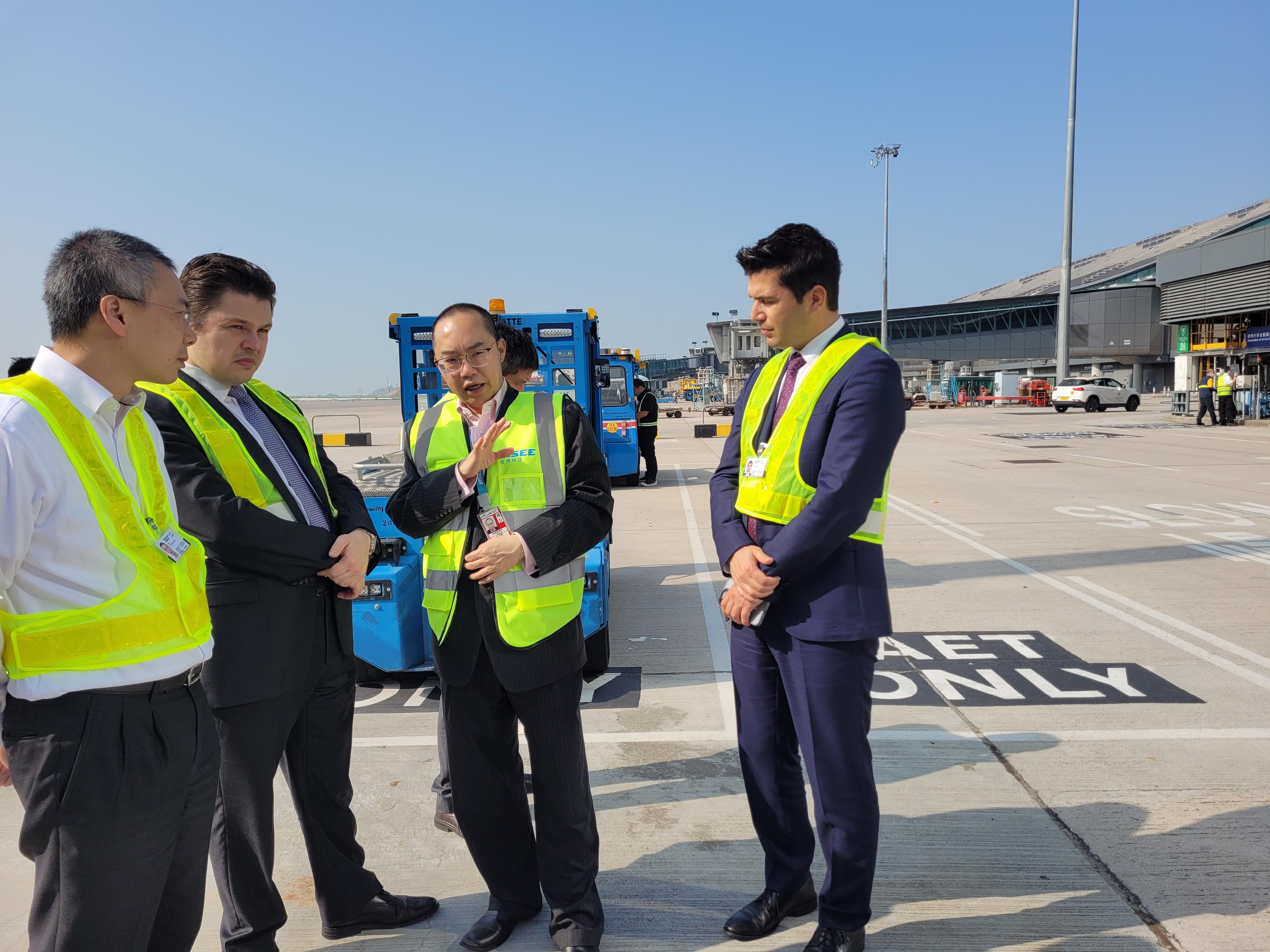 AI driverless technology company UISEE announced it will set up its international headquarters, a research and development centre and a corporate treasury centre in Hong Kong. Photo shows the Head of International Development of UISEE, Mr Dennis Cheung (second right), showcasing driverless vehicles to overseas dignitaries at Hong Kong International Airport.
