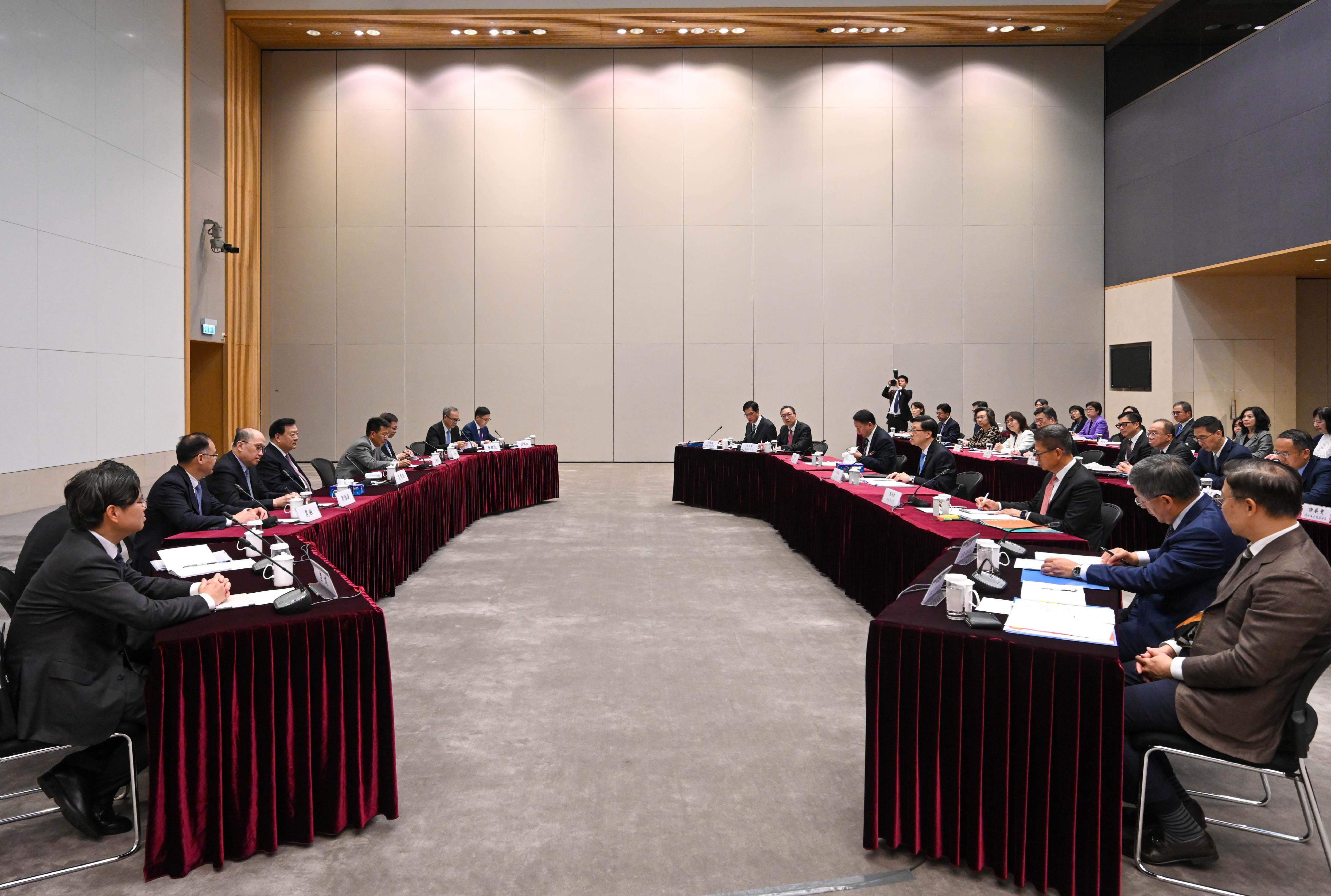 夏寶龍主任下午與行政長官李家超率領的特區政府全體主要官員及常任秘書長進行座談交流。