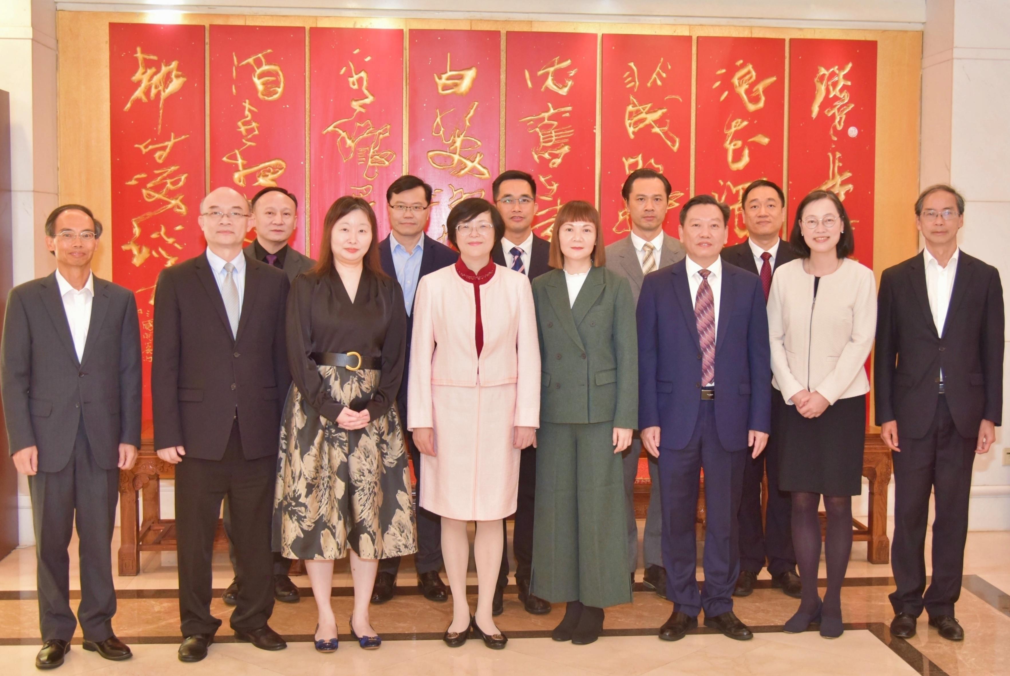 The Commissioner for the Development of the Guangdong-Hong Kong-Macao Greater Bay Area, Ms Maisie Chan, visited Guangzhou today (February 22). Photo shows Ms Chan (front row, fourth right); the Director of the Hong Kong and Macao Affairs Office of Guangdong Province, Ms Chen Li-wen (front row, fourth left); the Director of the Hong Kong Economic and Trade Office in Guangdong, Miss Linda So (front row, third left), and relevant personnel.