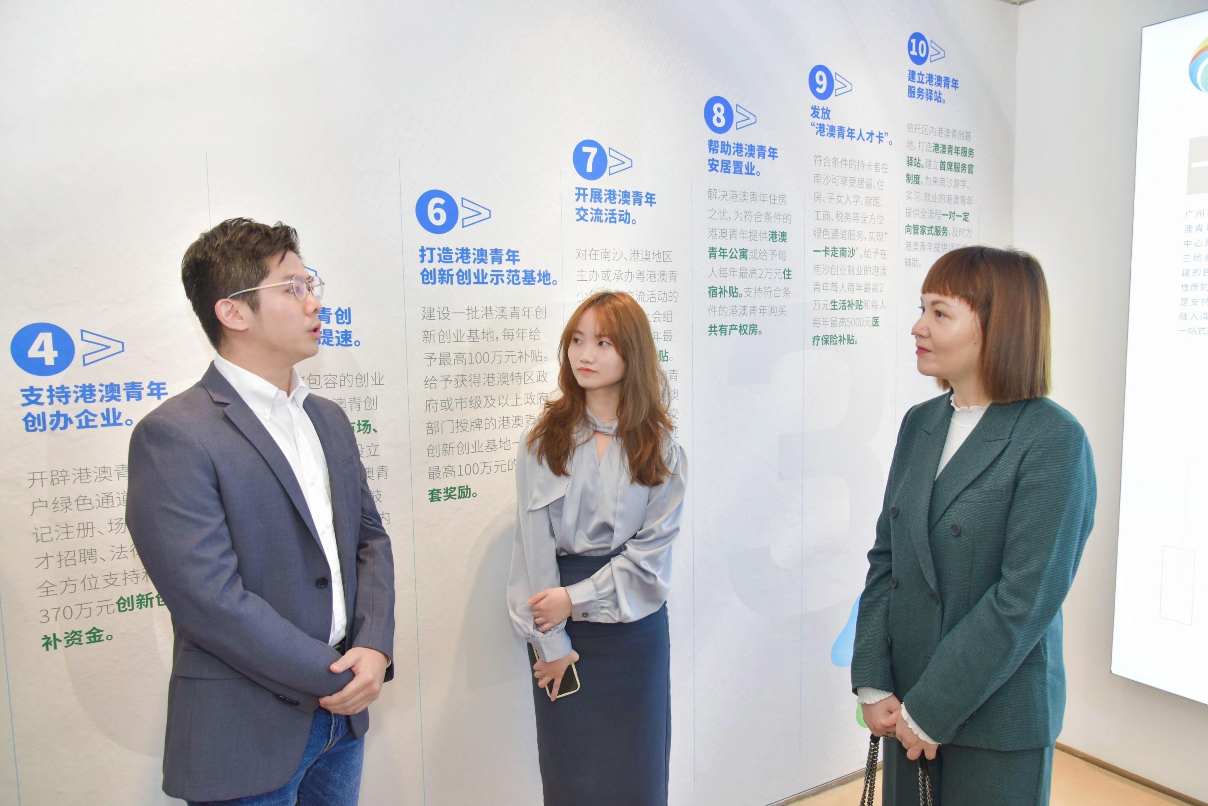 The Commissioner for the Development of the Guangdong-Hong Kong-Macao Greater Bay Area, Ms Maisie Chan, visited Guangzhou today (February 22). Photo shows Ms Chan (right) visiting a Hong Kong youth innovation and entrepreneurial base in Nansha to exchange views with Hong Kong young entrepreneurs who started their businesses in Nansha.