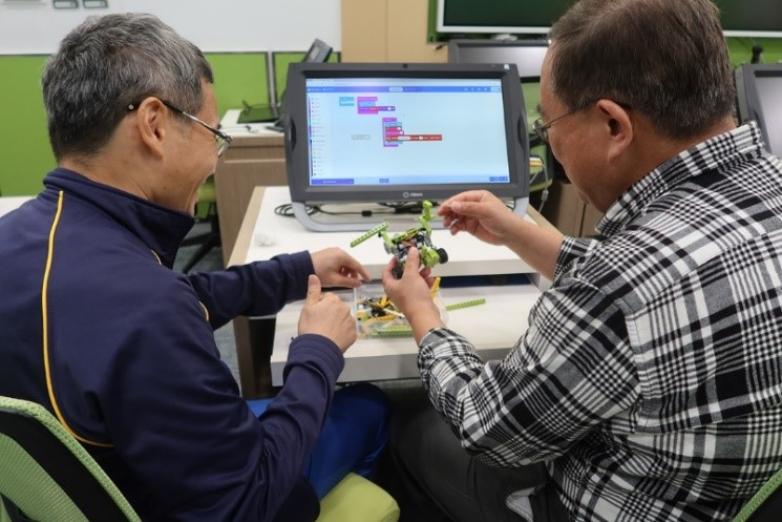 The Leisure and Cultural Services Department will launch a series of caring programmes and measures for senior citizens, persons with disabilities and people in need. Photo shows a coding and robotics workshop, organised by the Hong Kong Science Museum, for seniors.