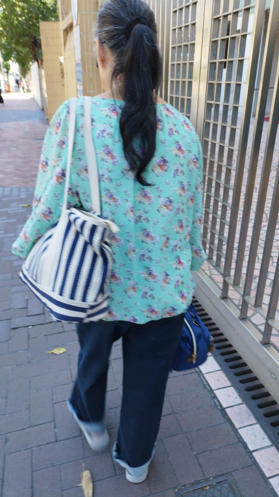 六十八岁女子李笑娟身高约一点五米，体重约五十二公斤，瘦身材，长面型，黄皮肤及蓄灰白色长发。她最后露面时身穿蓝色长袖碎花上衣、蓝色长裤、灰色鞋及携有一个蓝色手袋。