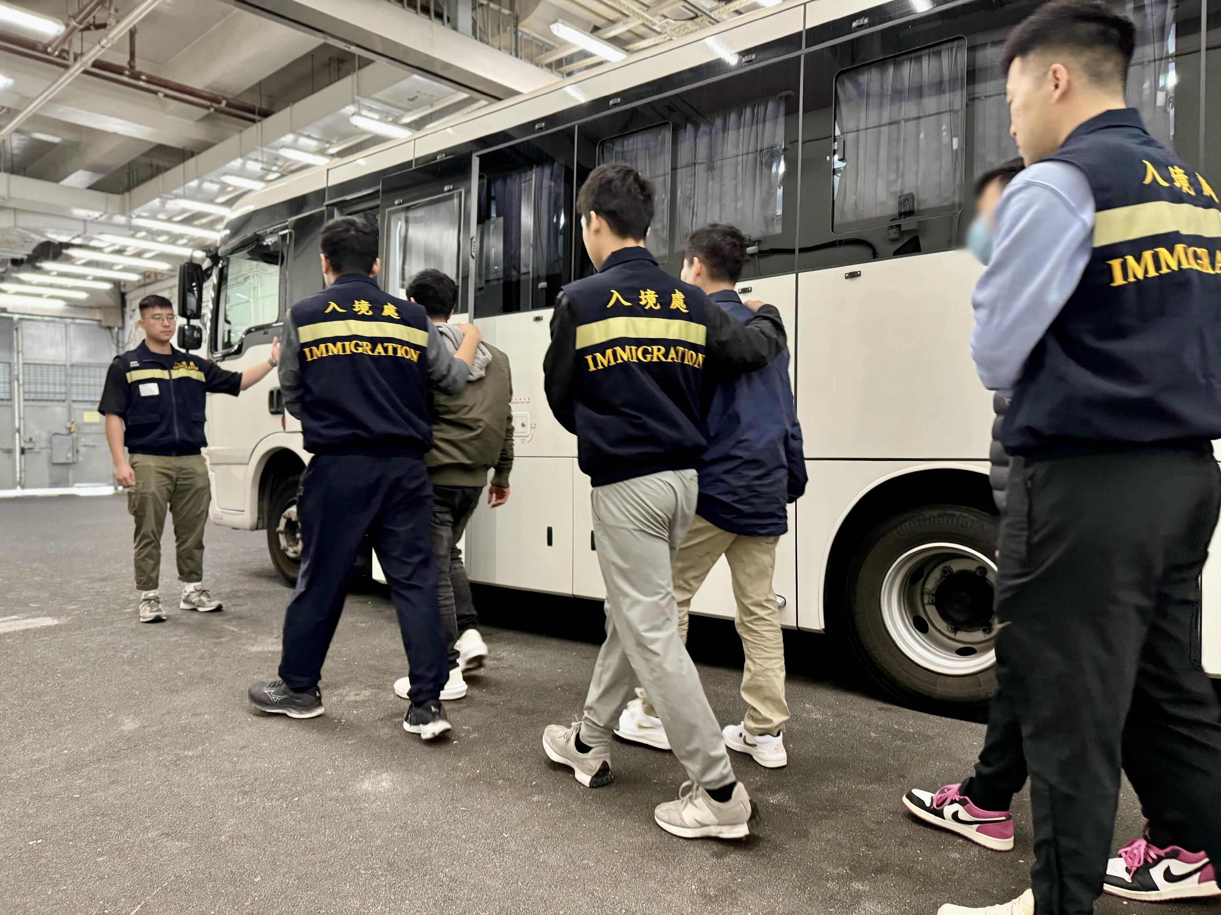 The Immigration Department (ImmD) carried out a repatriation operation today (February 27). A total of 23 Vietnamese illegal immigrants were repatriated to Vietnam. Photo shows removees being escorted by ImmD officers to proceed from the detention place to the airport.