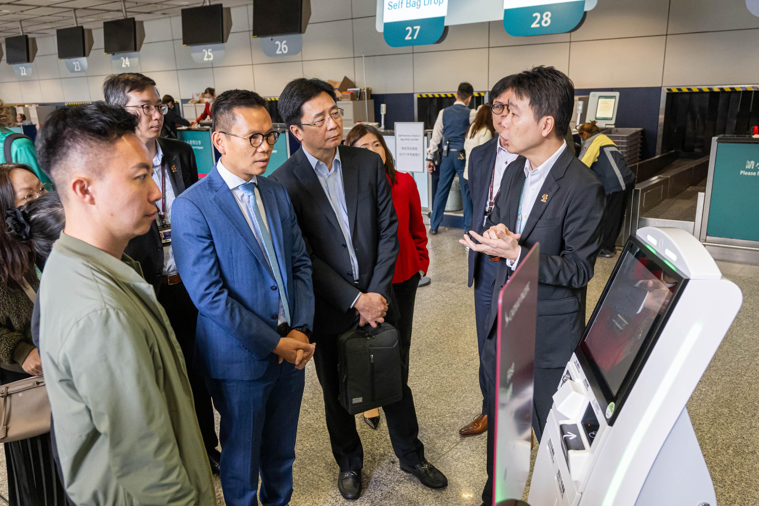 The Legislative Council (LegCo) Panel on Transport visited the in-town check-in service at the Airport Express Hong Kong Station today (February 27). Photo shows LegCo members receiving a briefing on the operation of in-town check-in service and check-in baggage system by the representatives of the MTR Corporation Limited.