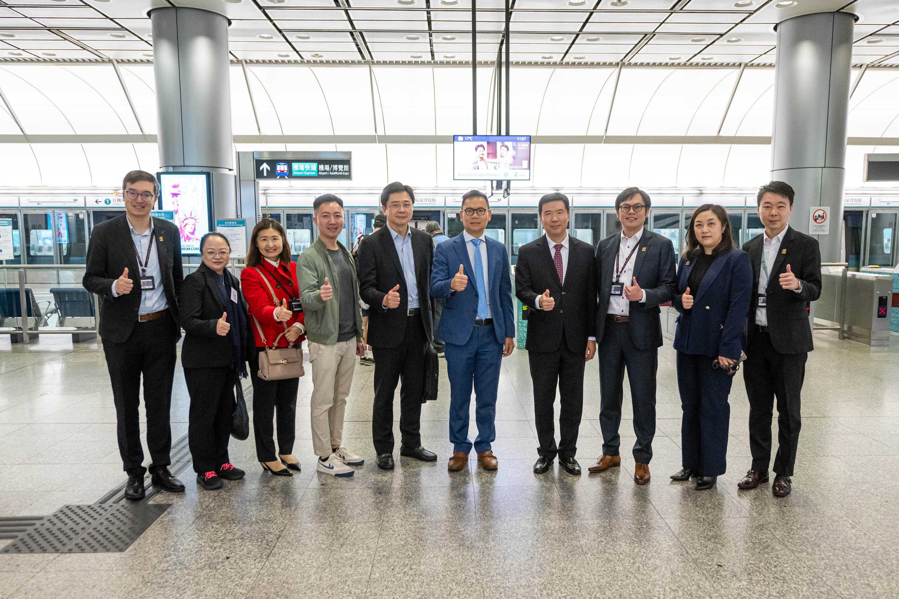 交通事務委員會主席陳恒鑌（左六）、副主席李梓敬（左四）、其他立法會議員和香港鐵路有限公司代表在機場快線香港站合照。