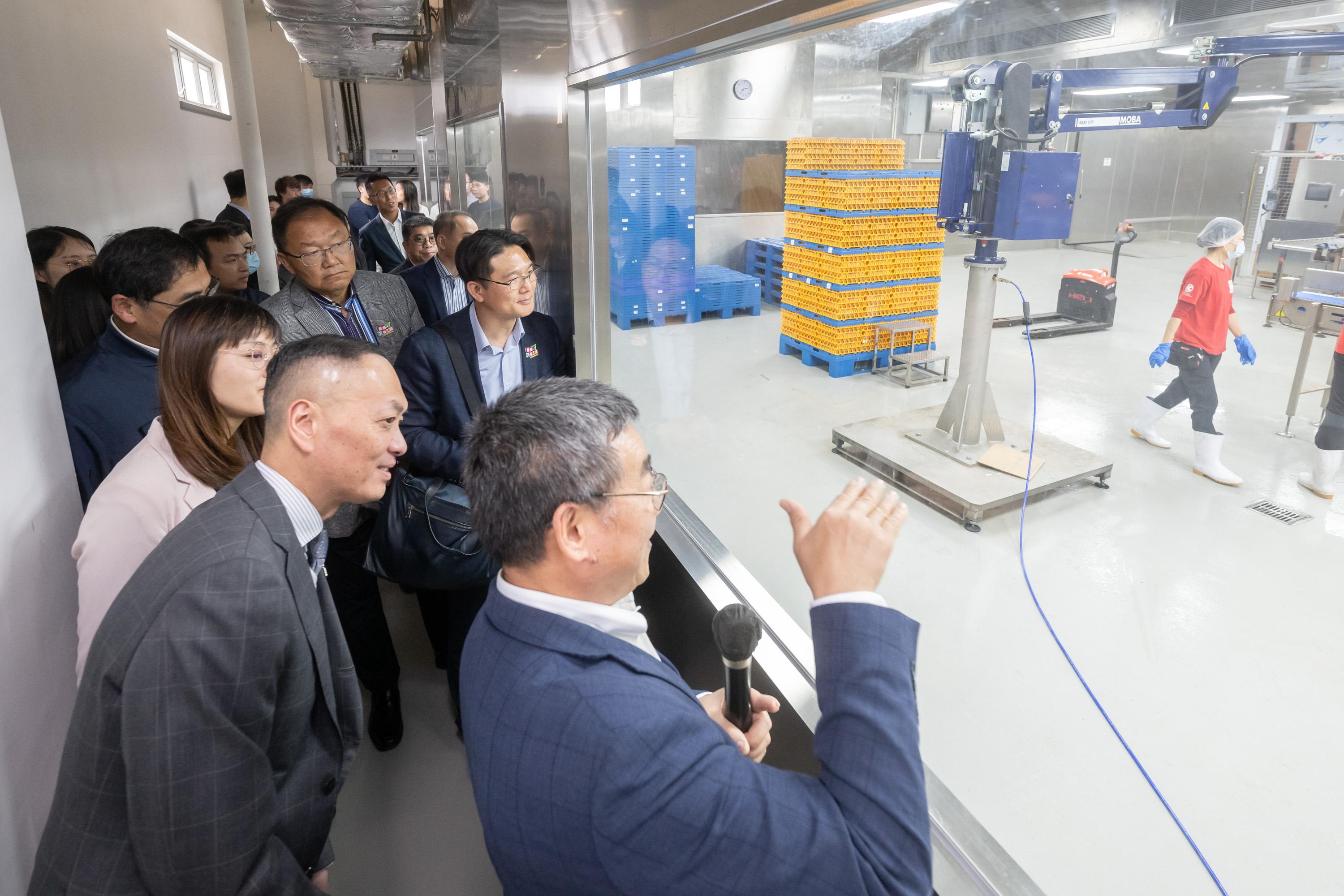 The Legislative Council (LegCo) Subcommittee on Matters Relating to the Promotion of New Industrialization visited the smart production lines funded by the Innovation and Technology Fund in Tai Po InnoPark today (February 27). Photo shows Members learning about adopting smart manufacturing technologies for fresh liquid egg products.