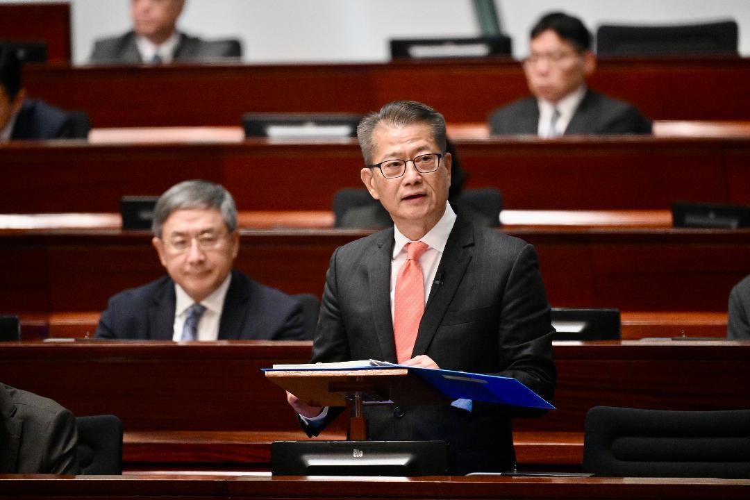 財政司司長陳茂波今日（二月二十八日）在立法會宣讀二零二四至二五年度《財政預算案》。
