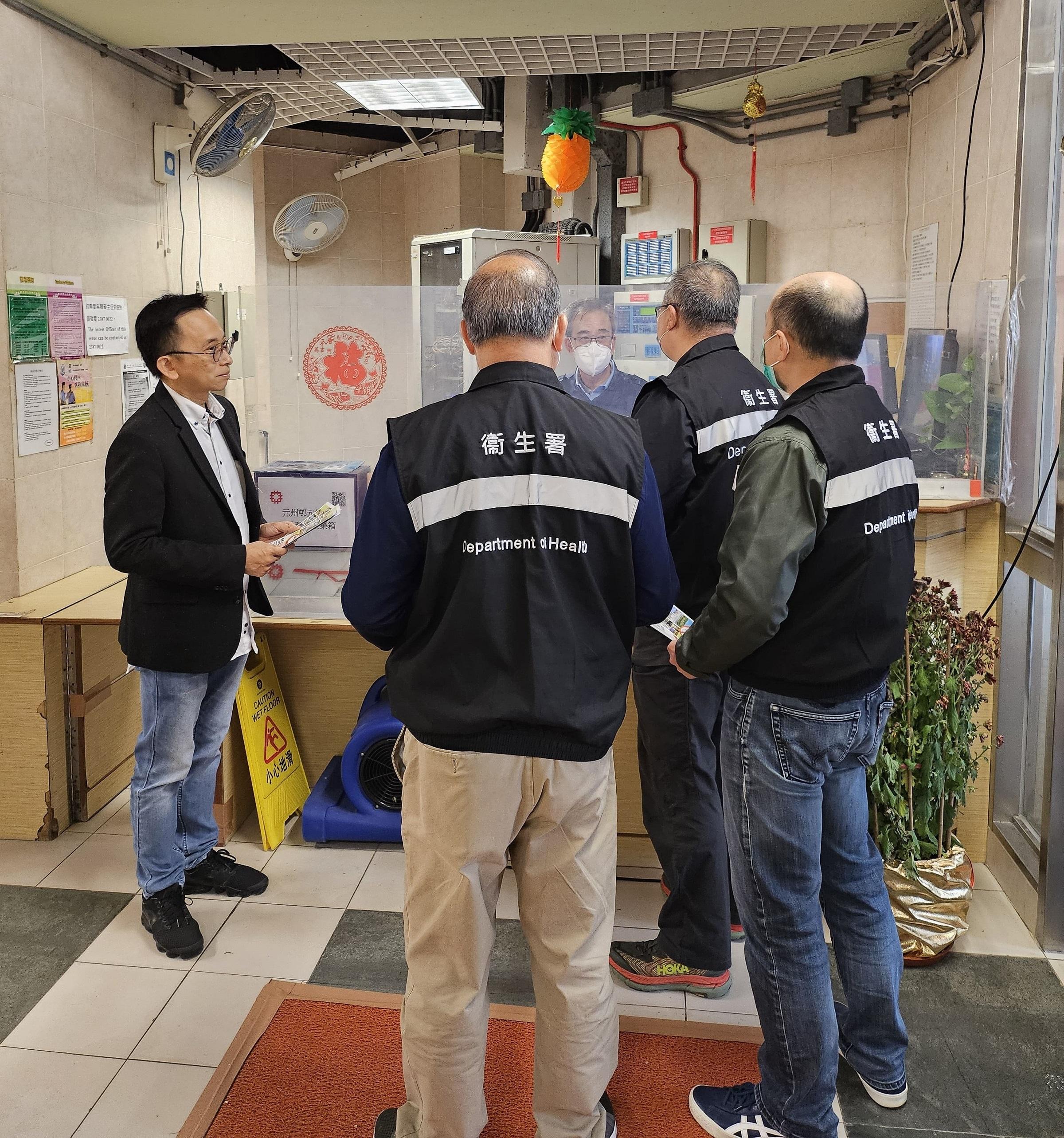 To step up enforcement actions to combat the distribution of smoking product leaflets in public housing estates, the Tobacco and Alcohol Control Office (TACO) of the Department of Health today (February 28) continued to carry out a joint operation with the Police and the Housing Department at two public housing estates in Sham Shui Po District to conduct inspections and carry out publicity. In addition to patrolling at the estates, officers from TACO provided estate security personnel and residents with information on what to do when a suspected violation is found. Members of the Sham Shui Po District Council also joined today's operation and reminded the residents not to defy the law.