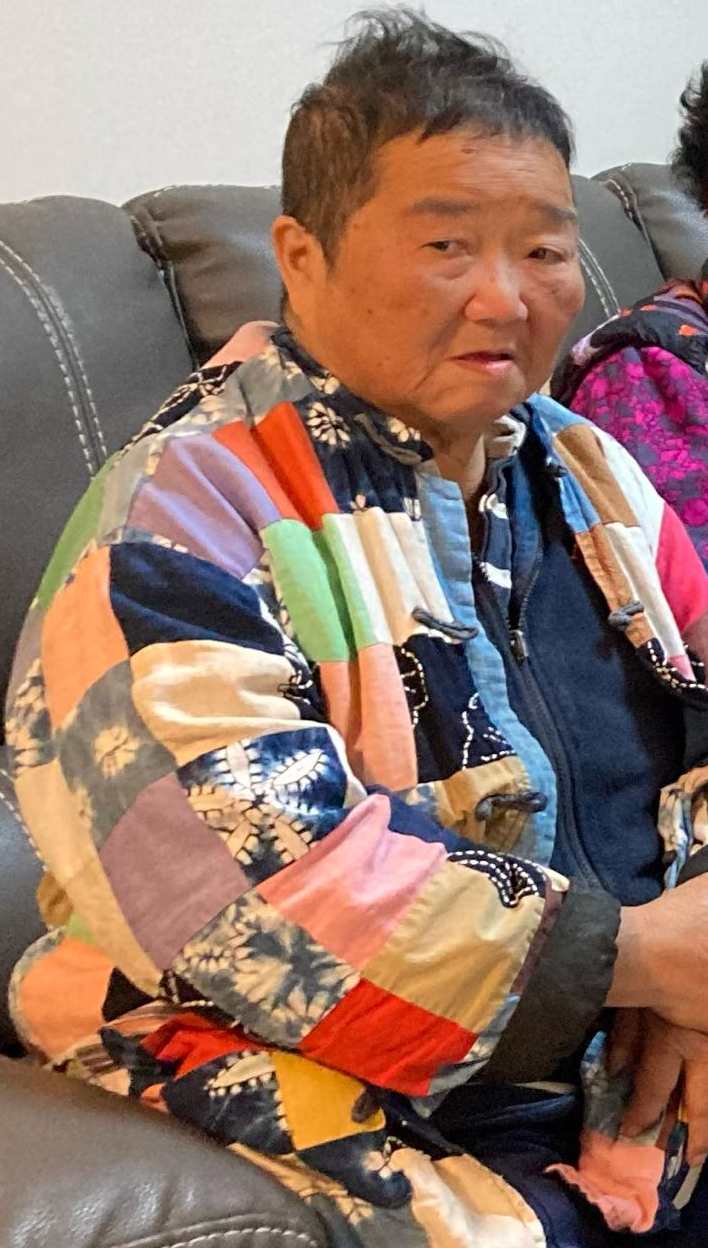 Lau Tsui-lin, aged 71, is about 1.6 metres tall, 65 kilograms in weight and of fat build. She has a round face with yellow complexion and short black hair. She was last seen wearing a long-sleeved patchwork jacket, blue trousers and beige shoes.