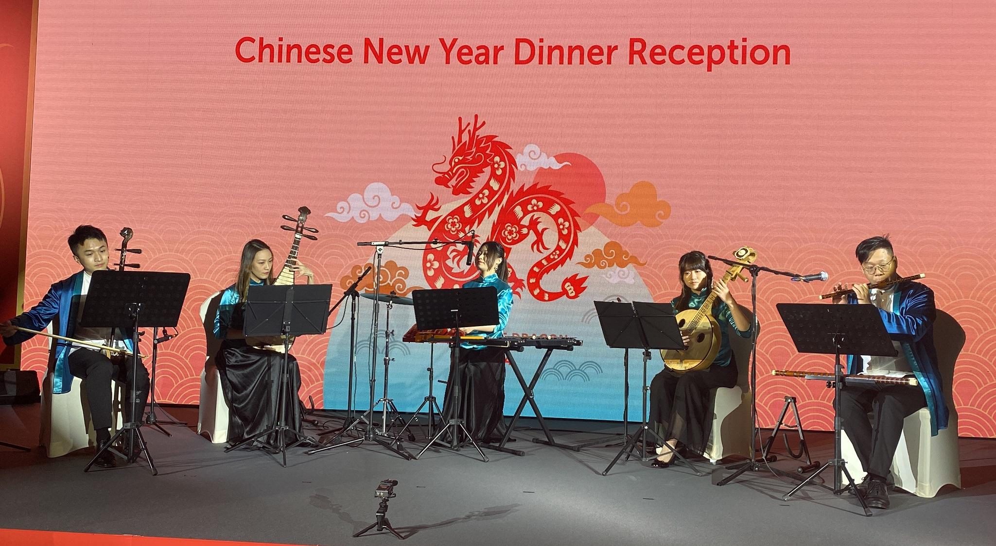 The Hong Kong Economic and Trade Office in Dubai, in collaboration with the Hong Kong Trade Development Council and the Abu Dhabi Chamber of Commerce and Industry, hosted a Chinese New Year dinner reception in Abu Dhabi, the United Arab Emirates, on February 28 (Abu Dhabi time). The event featured a mesmerising performance by musical group Windpipe Chinese Music Ensemble.