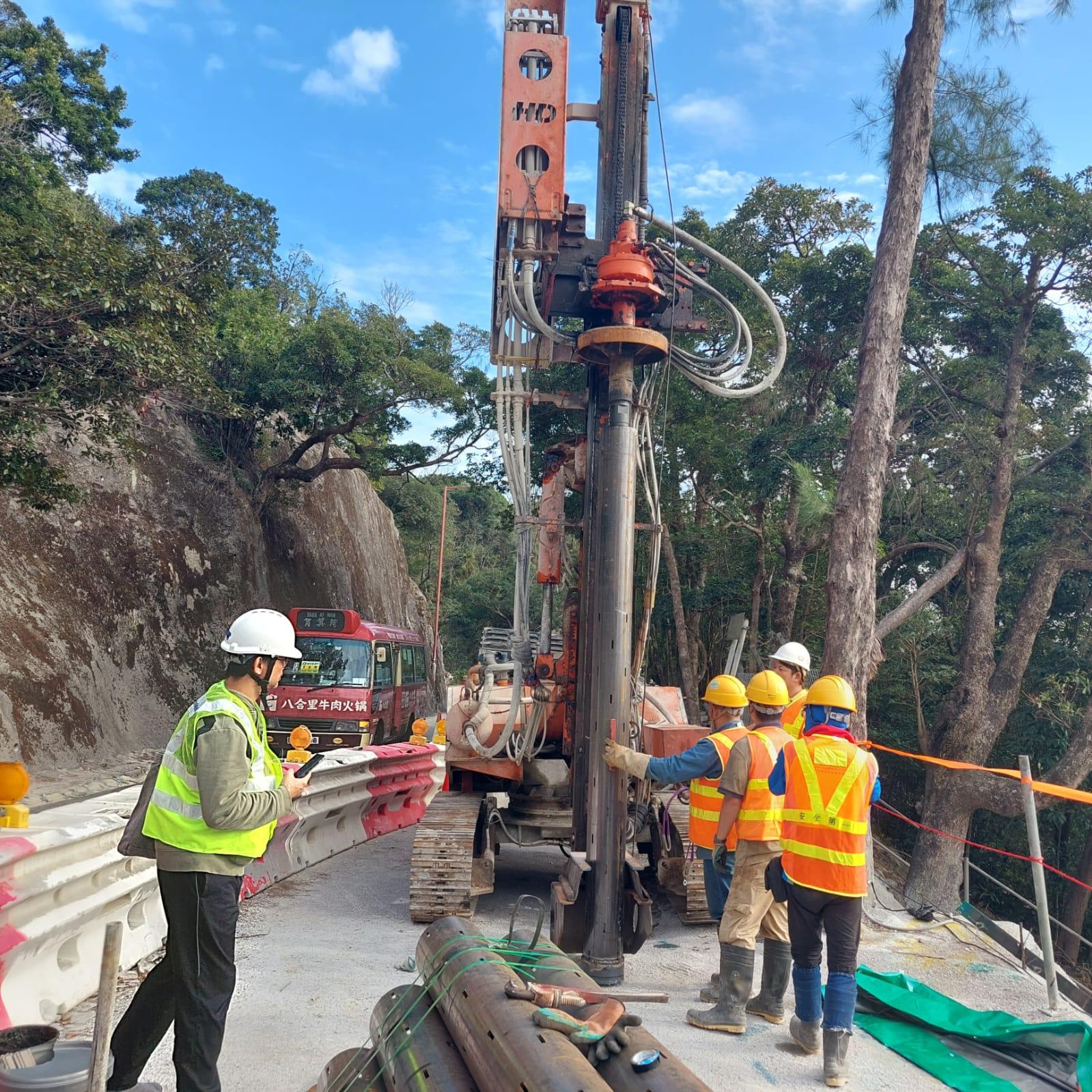 The two-lane traffic arrangement at Shek O Road near Lan Nai Wan was fully resumed today (February 29) in the afternoon. Photo shows the mini pile drilling and grouting works earlier at the scene, which formed part of the emergency slope stabilisation works necessary for reopening the relevant traffic lane.
