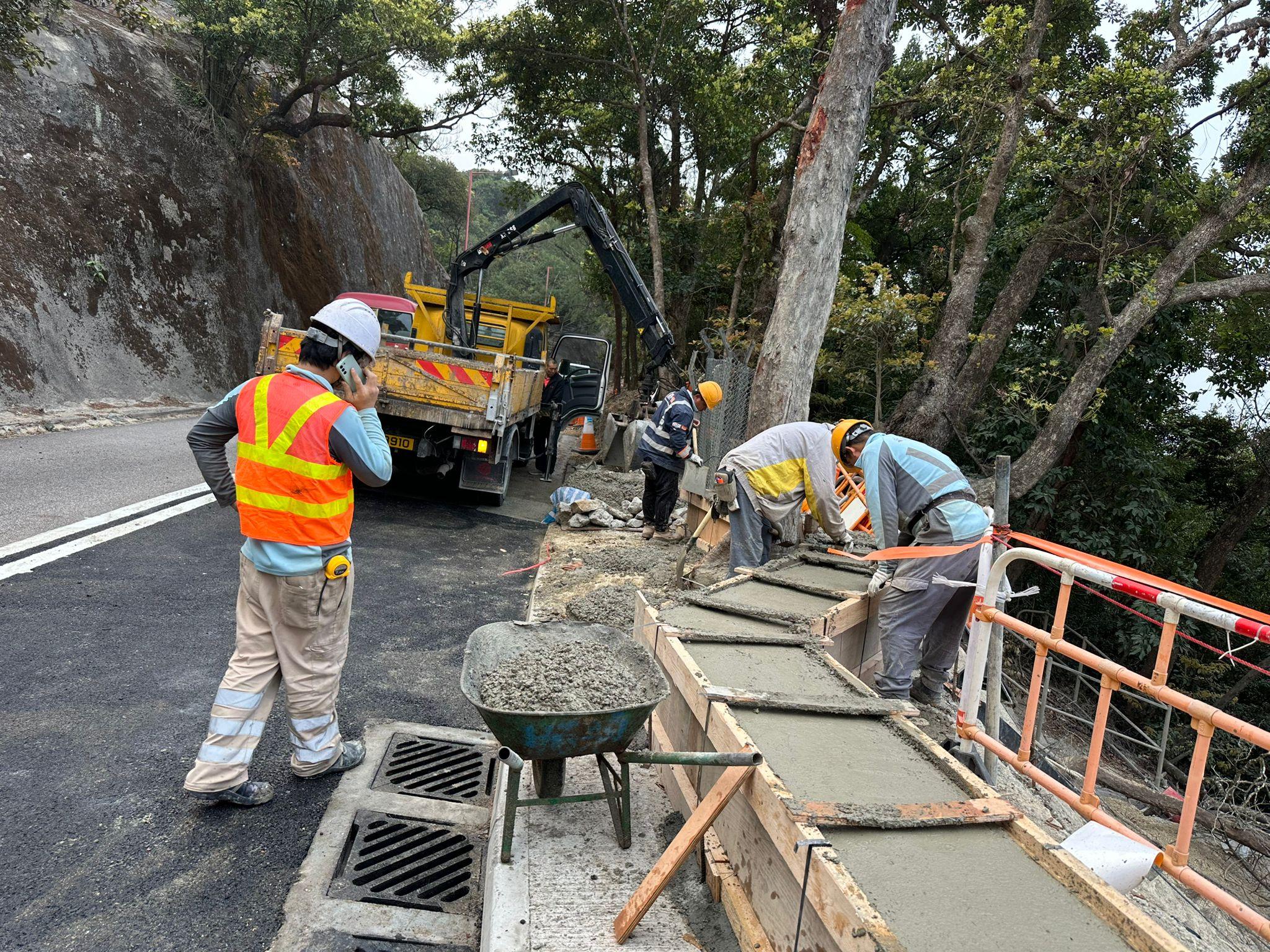 The two-lane traffic arrangement at Shek O Road near Lan Nai Wan was fully resumed today (February 29) in the afternoon. Photo shows the construction of a concrete capping beam earlier at the scene, which formed part of the emergency slope stabilisation works necessary for reopening the relevant traffic lane.