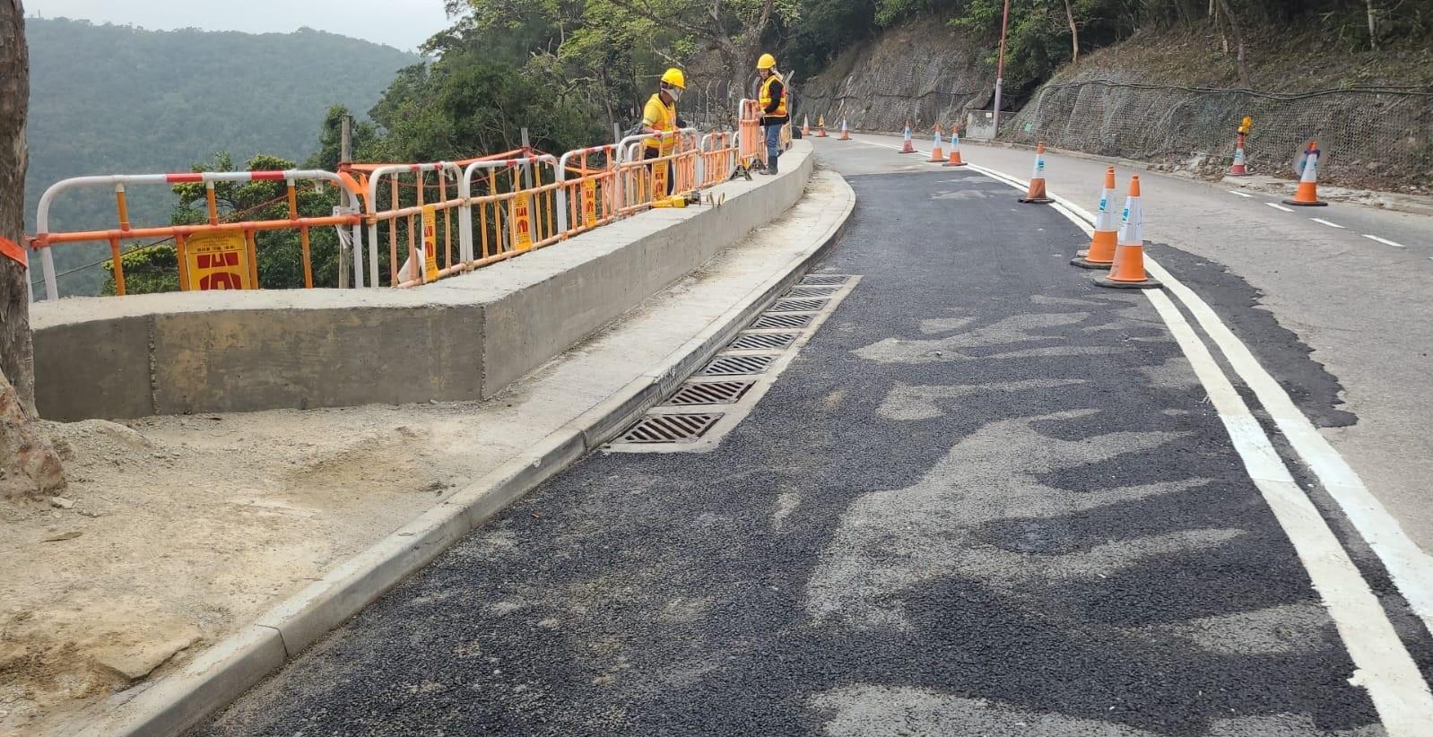 The two-lane traffic arrangement at Shek O Road near Lan Nai Wan was fully resumed today (February 29) in the afternoon. Photo shows Shek O Road with recovery works completed. 