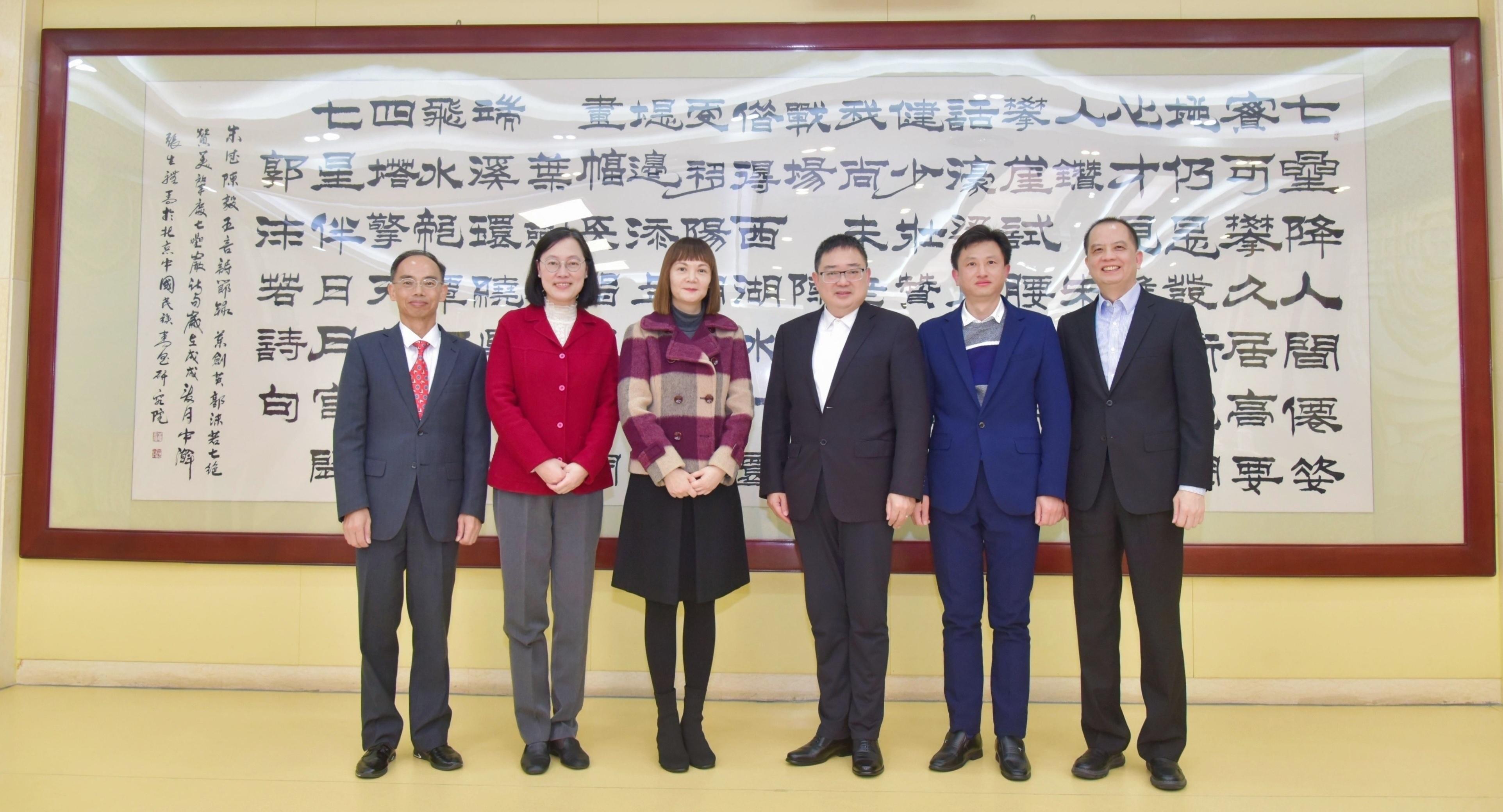 粤港澳大湾区发展专员陈洁玲今日（二月二十九日）访问肇庆。图示陈洁玲（左三）与肇庆市人民政府常务副市长李兴文（右三）及相关人员合照。