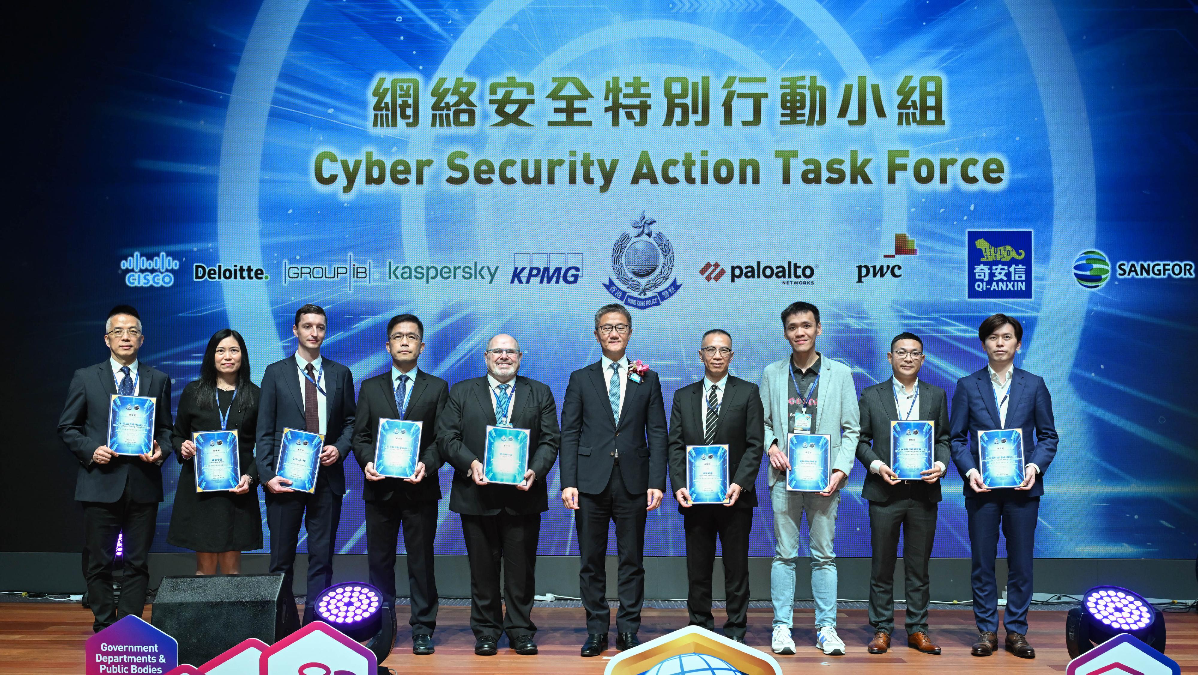 香港警务处今日（二月二十九日） 举行「网络安全精英嘉许计划二○二三 」颁奖典礼。图示警务处处长萧泽颐（左六）在「网络安全特别行动小组」成立仪式与小组成员合照。
