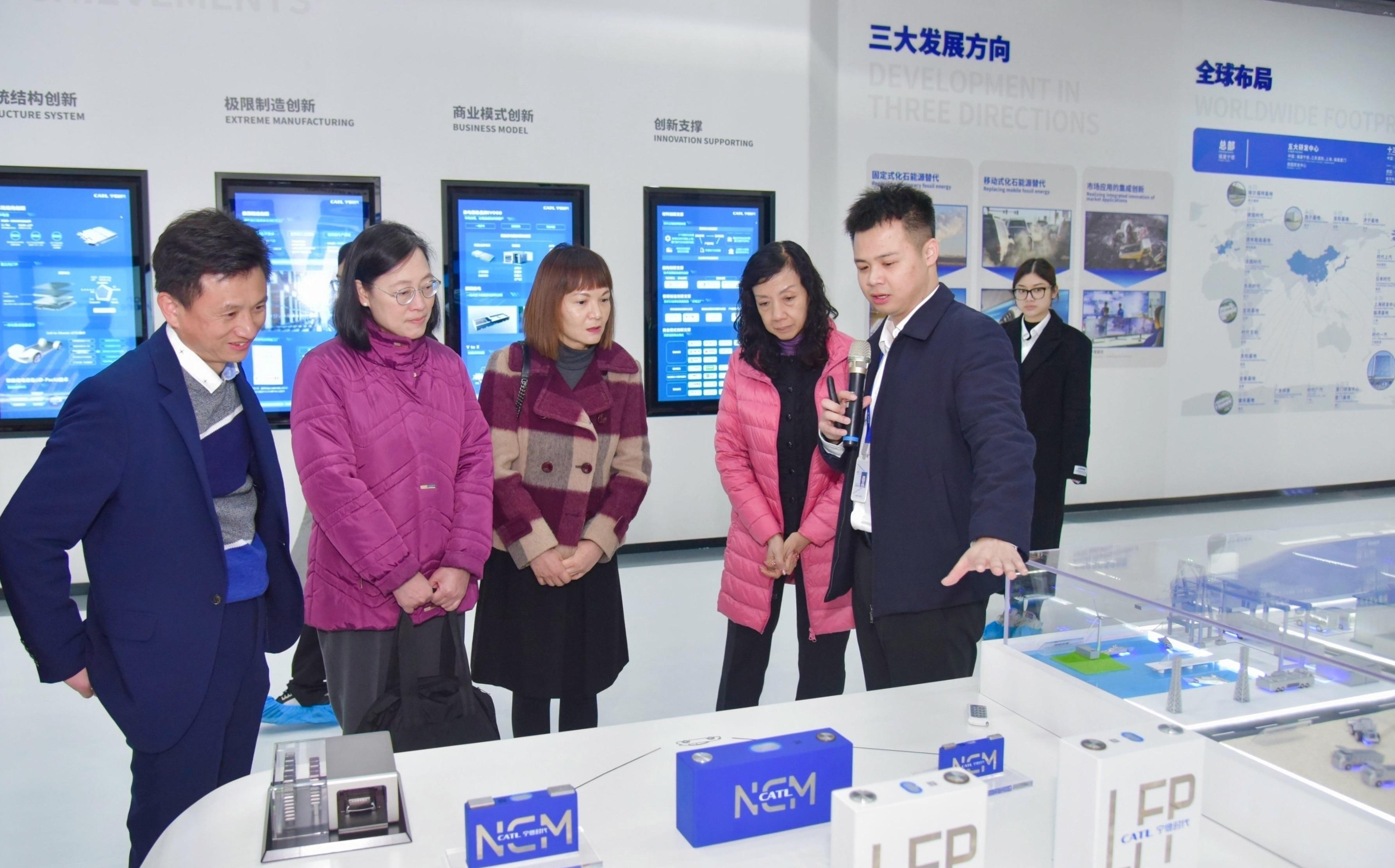 The Commissioner for the Development of the Guangdong-Hong Kong-Macao Greater Bay Area, Ms Maisie Chan, visited Zhaoqing today (February 29). Photo shows Ms Chan (third left) visiting a new-energy technology enterprise to learn about its business and development plan.