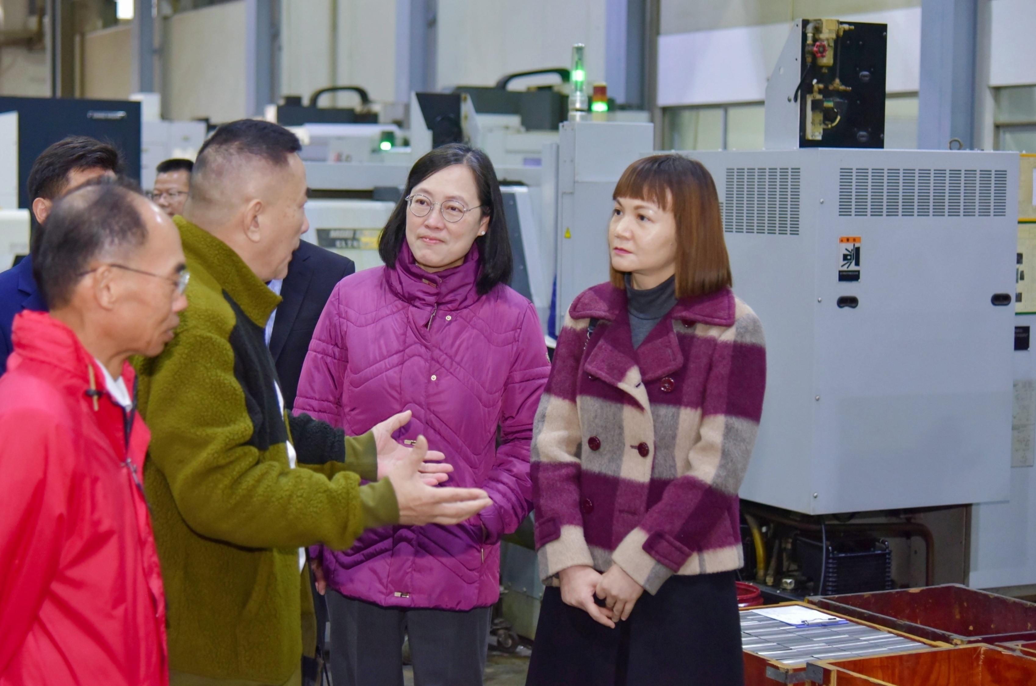 The Commissioner for the Development of the Guangdong-Hong Kong-Macao Greater Bay Area, Ms Maisie Chan, visited Zhaoqing today (February 29). Photo shows Ms Chan (first right) visiting a mechanical equipment enterprise to learn about its business and development plan.