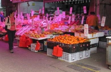 食物環境衞生署與香港警務處今日（二月二十九日）於黃大仙牛池灣村採取聯合行動，打擊該處已持續多年的嚴重店鋪阻街問題。圖示一間店鋪於行動前的情況。