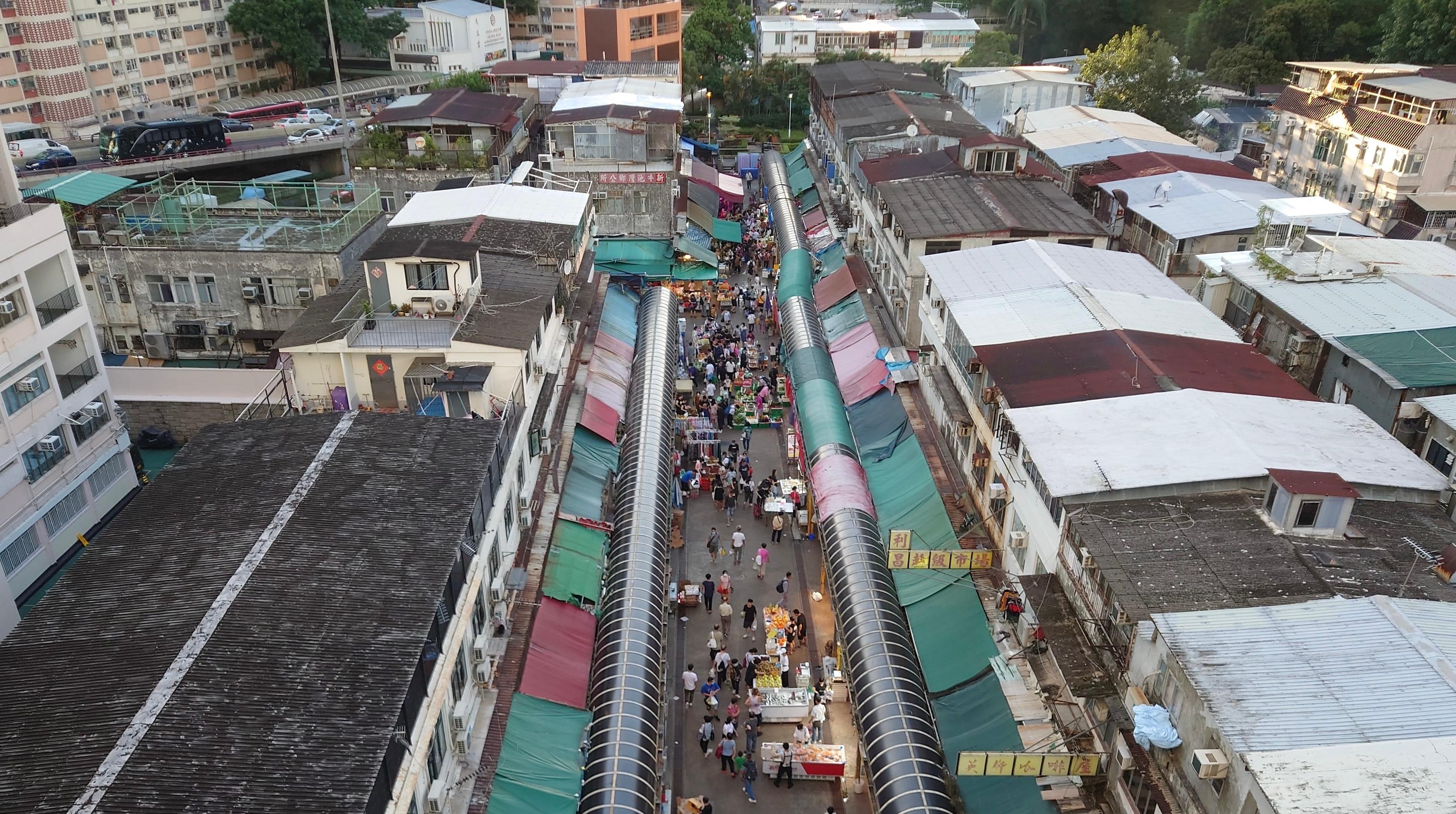 The Food and Environmental Hygiene Department and the Hong Kong Police Force today (February 29) conducted a joint operation to combat the serious shop front extension problem at Ngau Chi Wan Village in Wong Tai Sin which has persisted for many years. Photo shows the condition of Ngau Chi Wan Village before the operation.