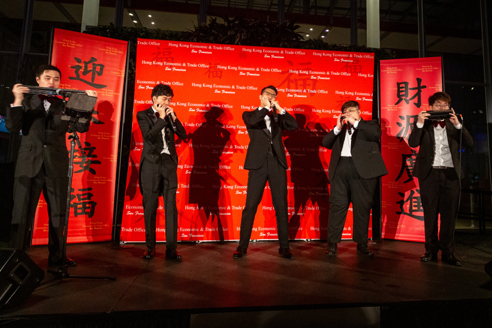 来自香港的著名口琴组合RedBricks二月二十七日（三藩市时间）于三藩市举行的新春酒会上表演。