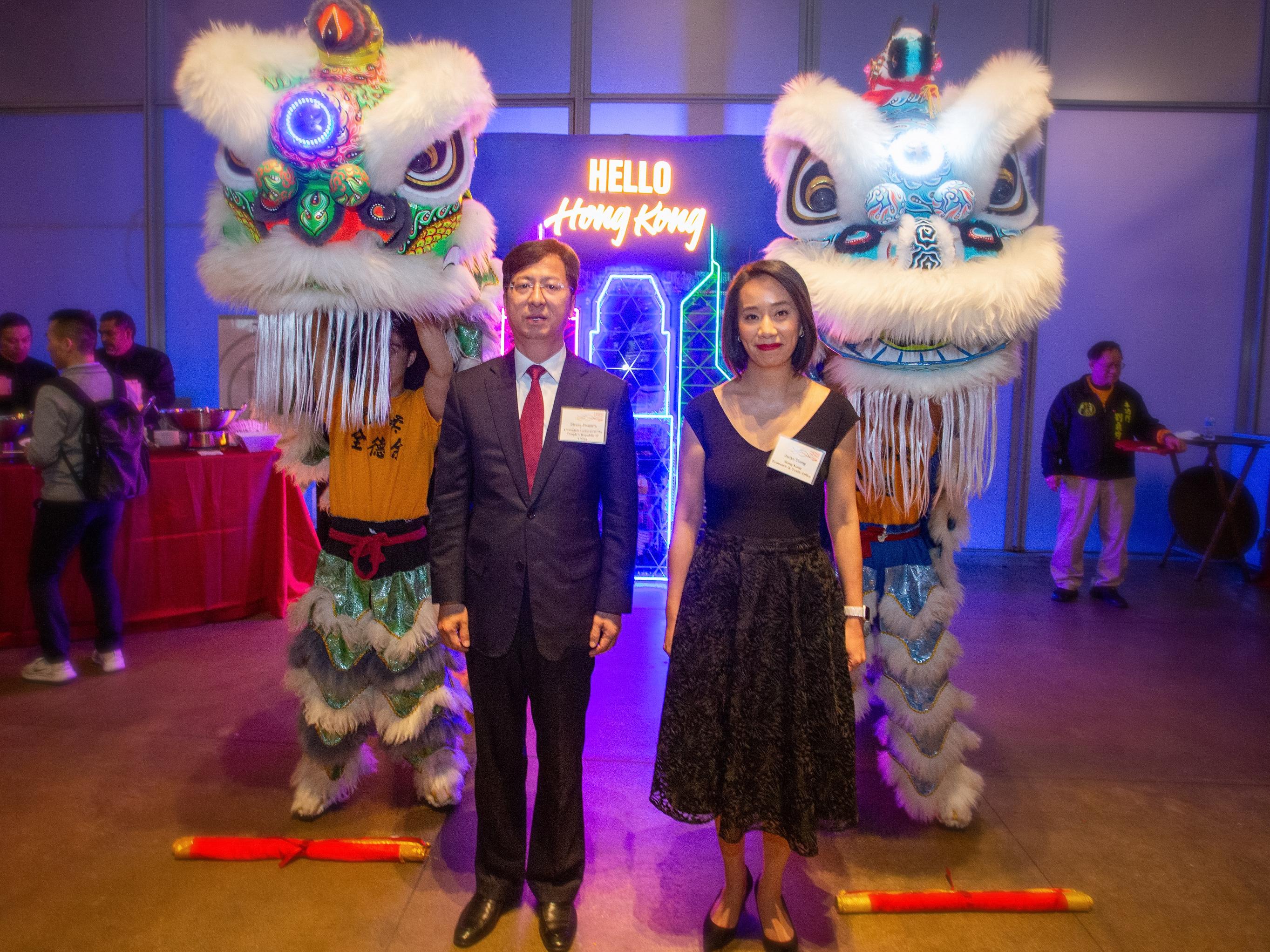 The Director of the Hong Kong Economic and Trade Office in San Francisco, Ms Jacko Tsang (right), and the Consul General of the People's Republic of China in San Francisco, Mr Zhang Jianmin (left), performed an  eye-dotting ceremony at the spring reception in San Francisco on February 27 (San Francisco time).