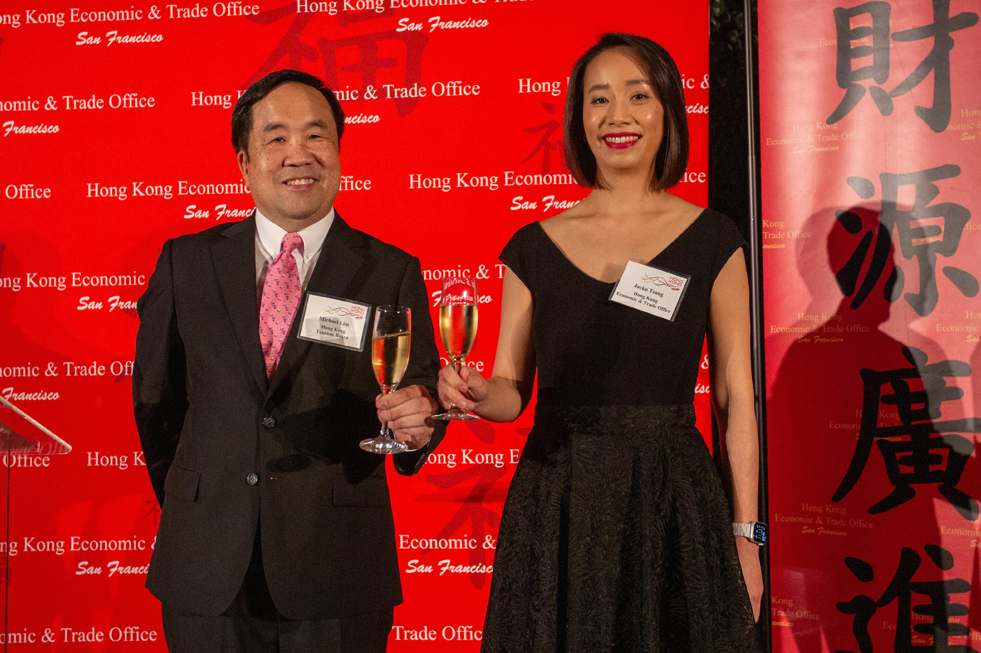 The Director of the Hong Kong Economic and Trade Office in San Francisco, Ms Jacko Tsang (right), and the Director for Americas of the Hong Kong Tourism Board, Mr Michael Lim (left), give a celebratory toast to welcome the Year of the Dragon at the spring reception in San Francisco on February 27 (San Francisco time).