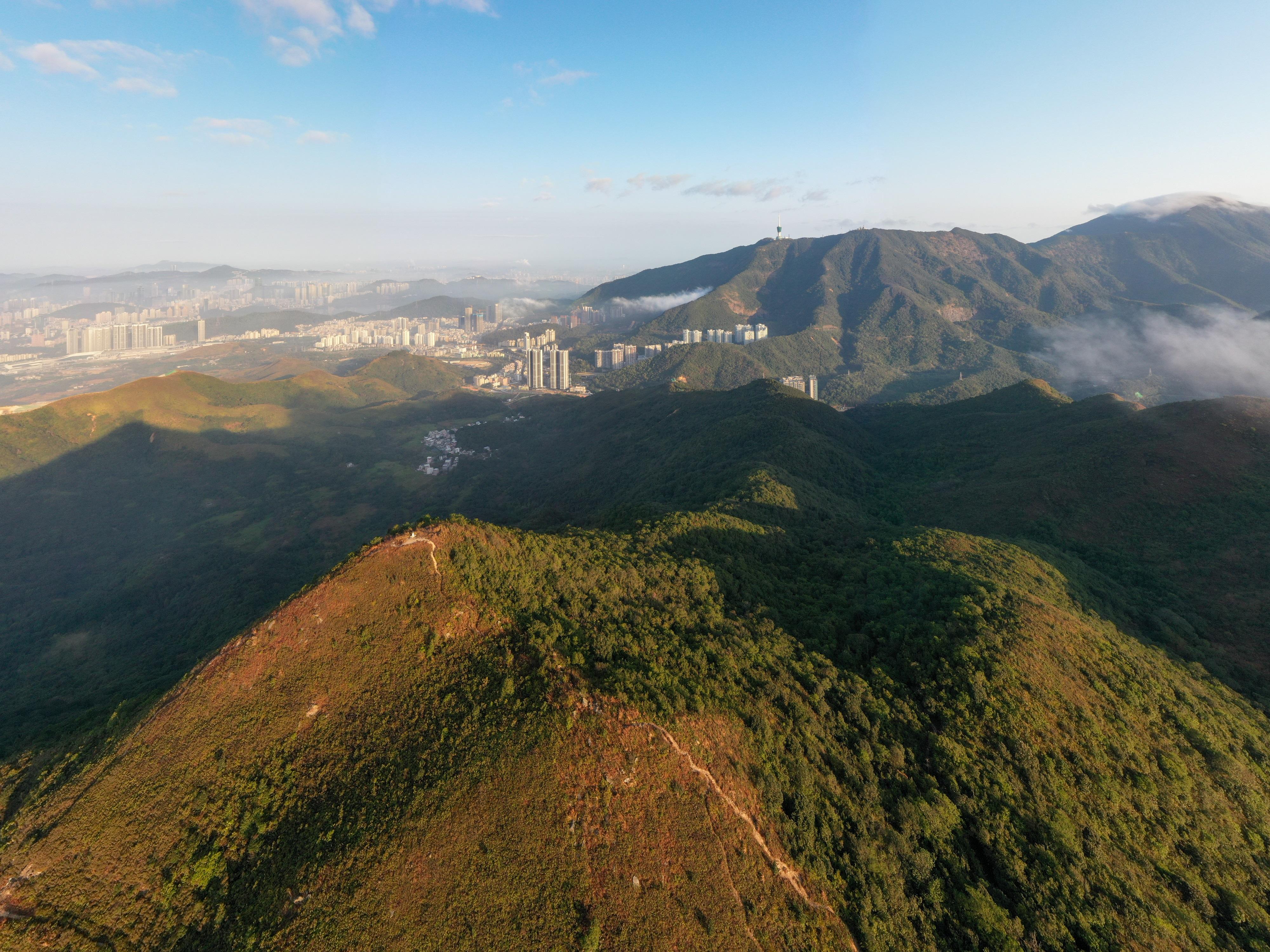 The Agriculture, Fisheries and Conservation Department announced today (March 1) that Robin's Nest Country Park was established the same day. Photo shows Robin's Nest and Shenzhen Wutong Mountain.

